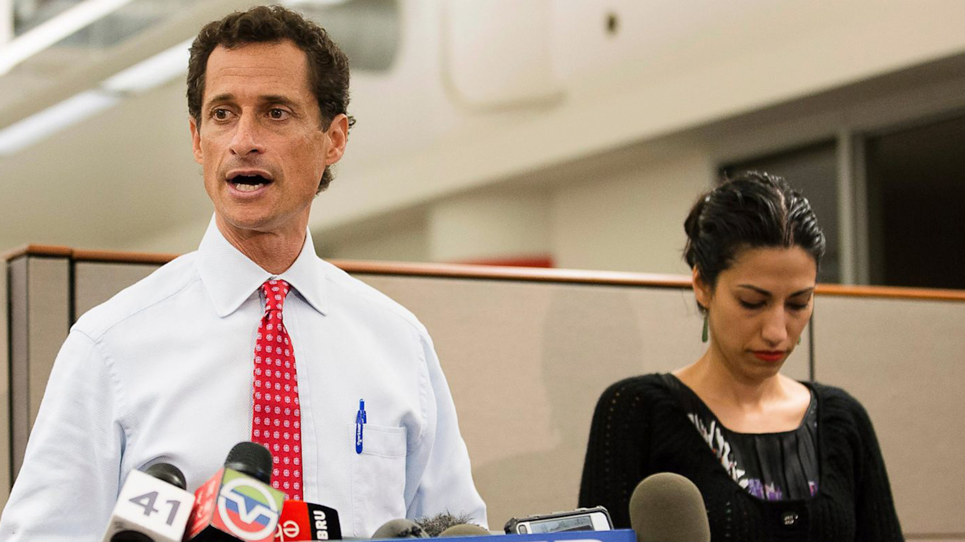 Anthony Weiner y su ex esposa, Huma Abedin (AP)