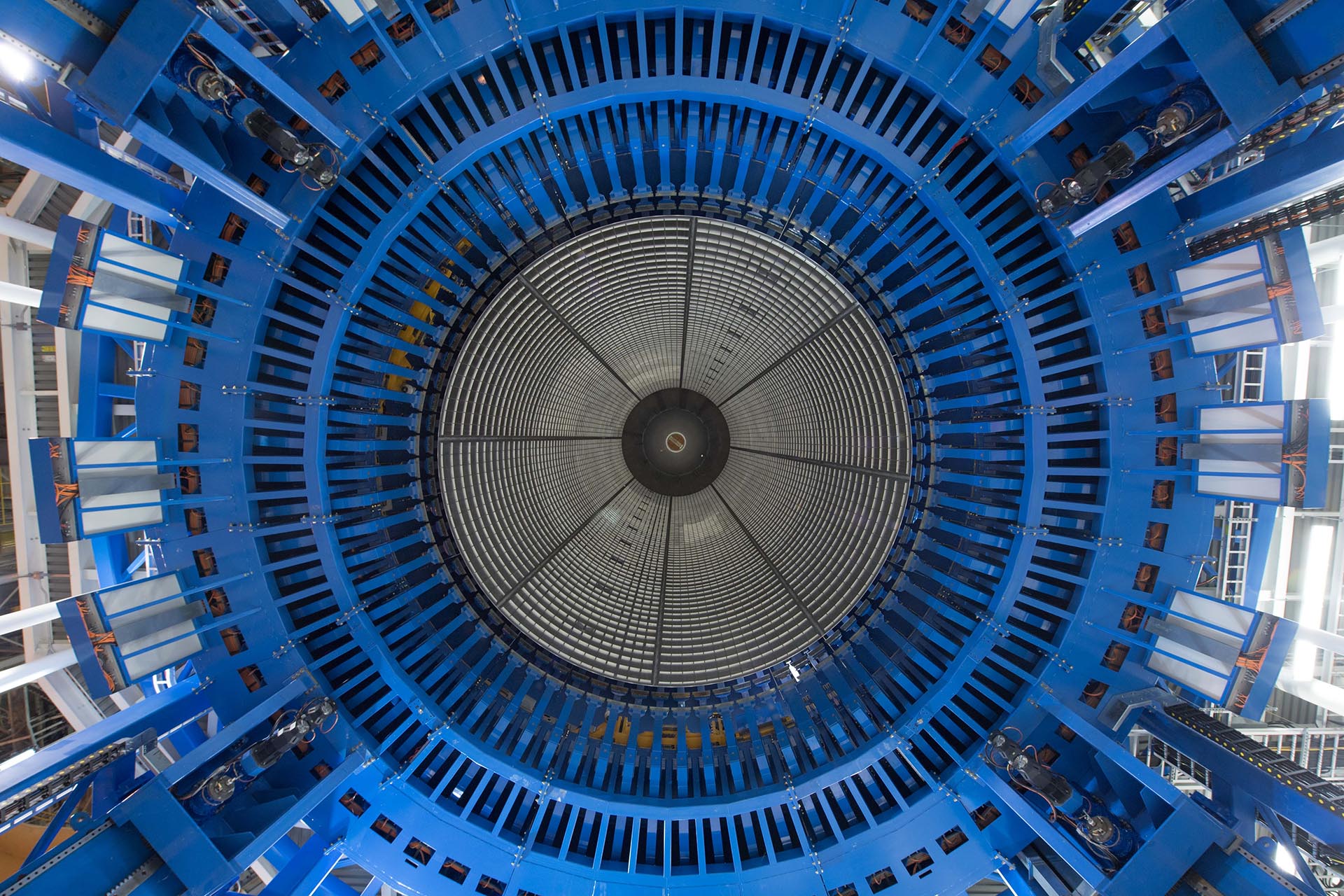 Interior del tanque de combustible. El área azul es parte de la mayor herramienta de soldaje jamás construida, que sirvió para sostener todas las partes del tanque mientras se realizaban los trabajos de unión