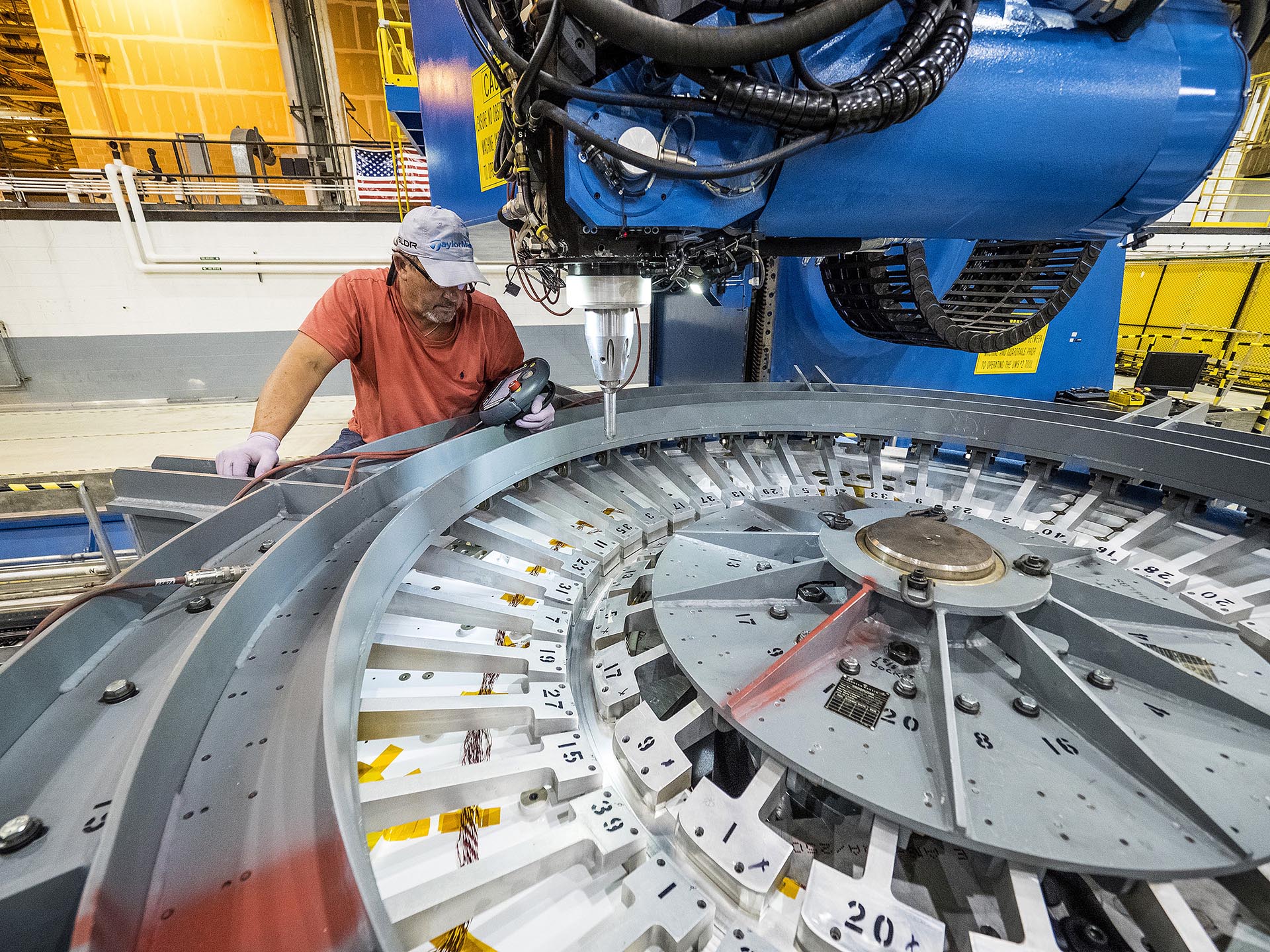 Ingenieros de Lockheed Martin realizan la primera soldadura en el recipiente a presión de la nave espacial Orion en las instalaciones de la Michoud Assembly Facility de la NASA en Nueva Orleans, Louisiana