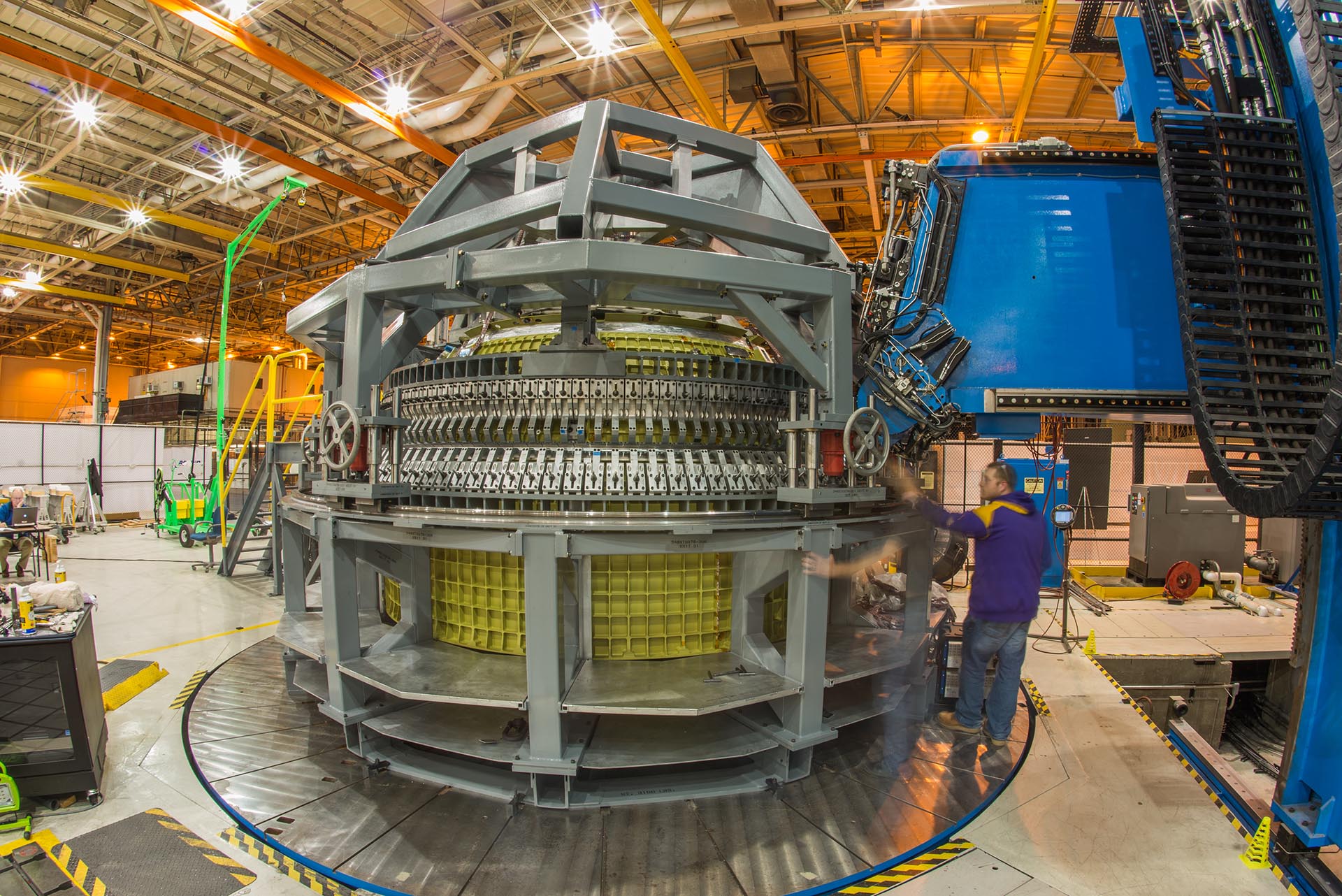 Los técnicos finalizan la soldadura de la estructura principal de la nave espacial Orion