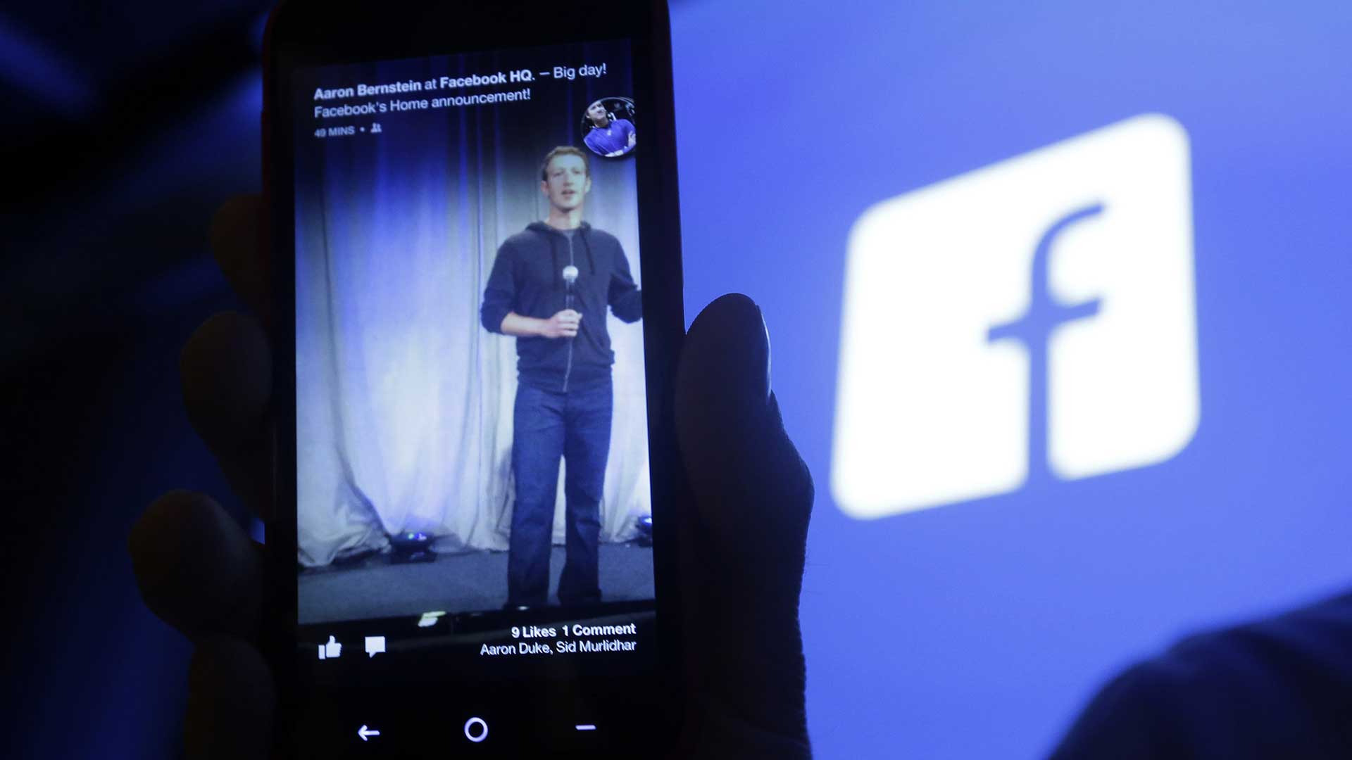 Además de la crisis de las noticias falsas y la interferencia rusa en las elecciones presidencialesde 2016, a muchas personas molestan los aspectos adictivos de la red social. (AP)