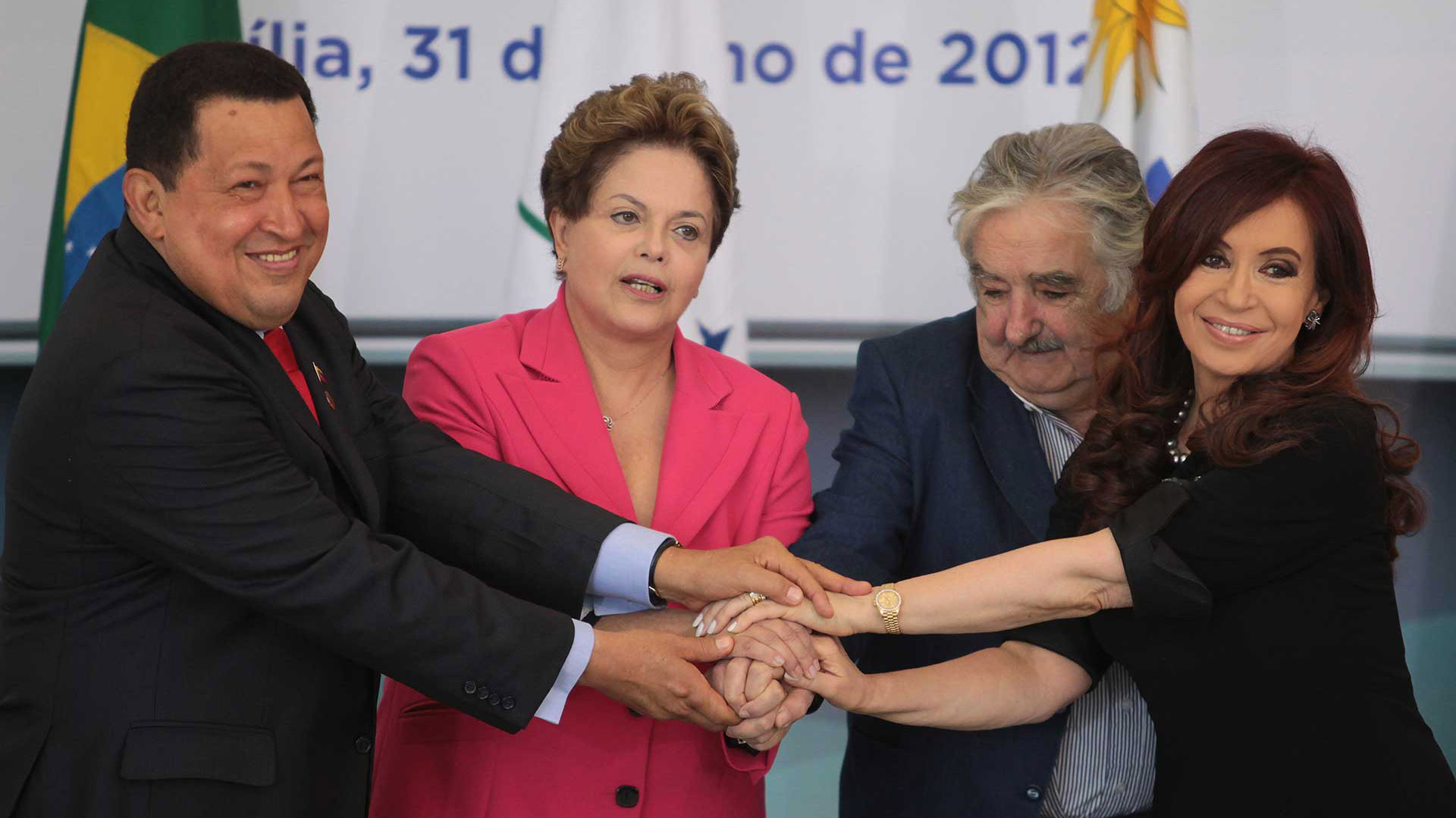 el ex presidente de Venezuela, Hugo Chavez, la presidente de Brasil, Dilma Rousseff, el ex presidente de Uruguay Jose Mujica, y la ex presidenta argentina Cristina Fernandez, posan para una foto oficial en el Palacio de Planalto, en Brasilia, el 31 de julio de 2012 (AP)