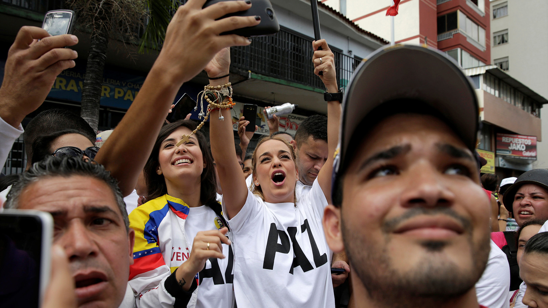 Lilian Tintori, esposa del preso político Leopoldo López, junto a Patricia Ceballos (Reuters)