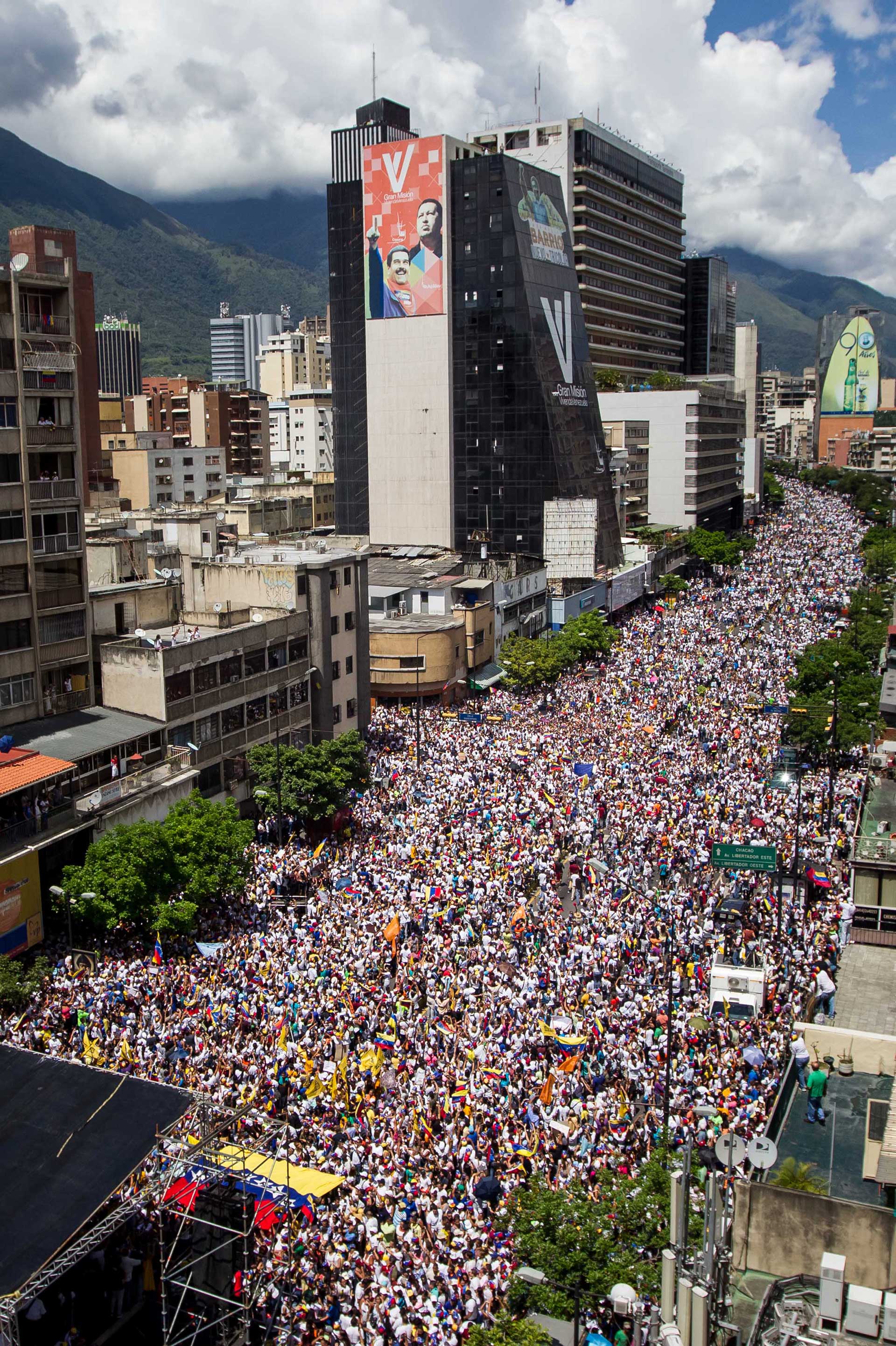 Miles de personas participan en la manifestación denominada “Toma de Caracas”, convocada hace semanas por la alianza de partidos Mesa de la Unidad Democrática (MUD) (EFE)