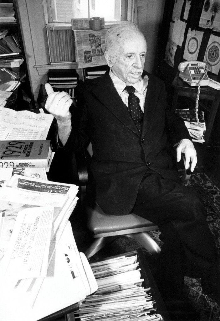 Edward Bernays fue un hombre muy longevo, murió a los 104 años. En la década del 80, bien entrados sus 90 años, todavía concedía entrevistas (AP Photo/Sean Kardon)