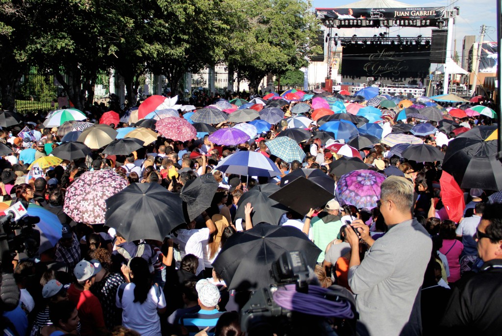 Los fanáticos acompañando las cenizas de Juan Gabriel (AFP)
