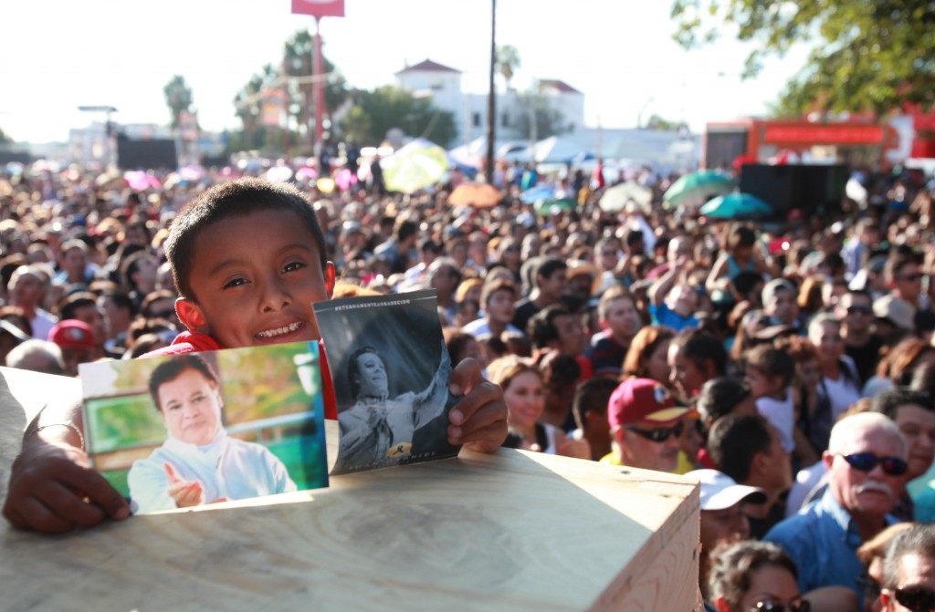 Un niño sostiene fotos del cantautor mexicano Juan Gabriel el sábado durante un homenaje póstumo en la fronteriza Ciudad Juárez (México) .(EFE)