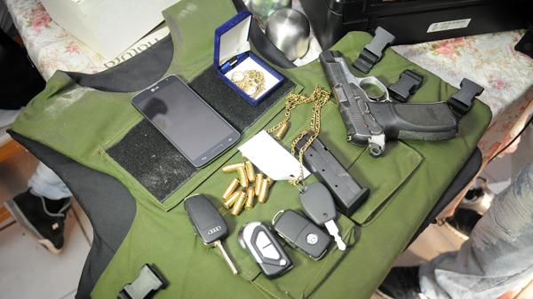 Armas, llaves, celulares y chaleco antibalas secuestrado a la banda de “Guchi” Santillán.
