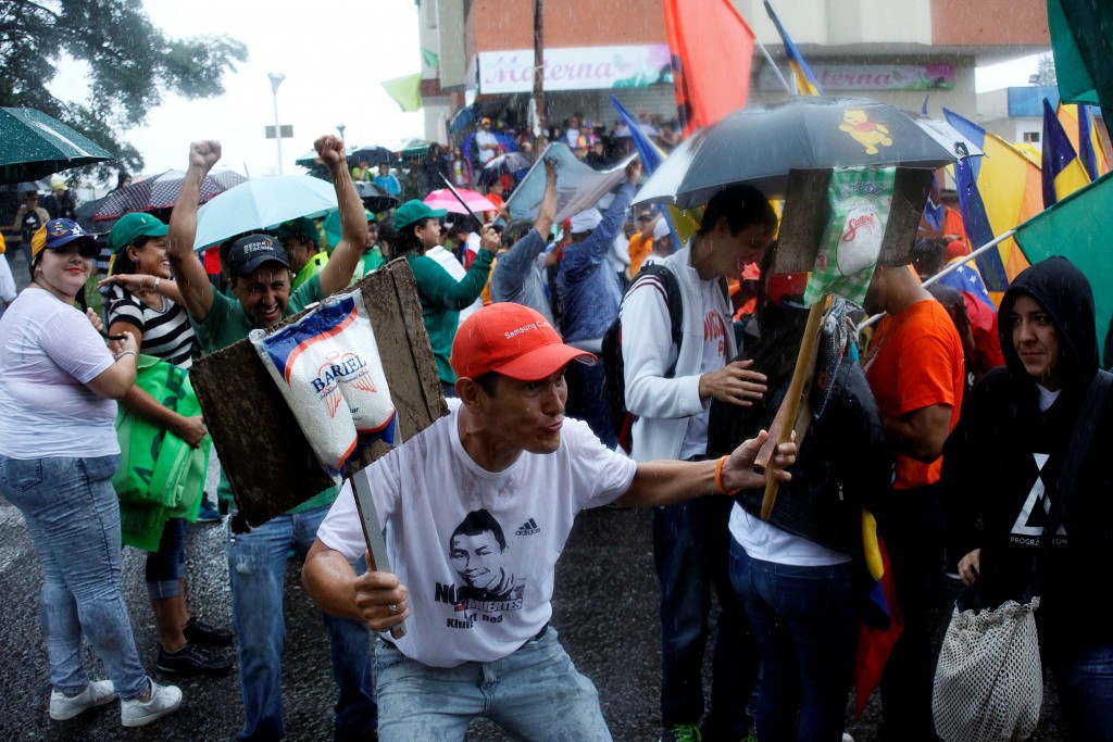 Opposition supporters gather outside National Electoral Council (CNE) offices to demand a referendum to remove Venezuela's President Nicolas Maduro in San Cristobal, Venezuela September 7, 2016. REUTERS/Carlos Eduardo Ramirez