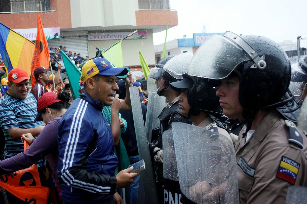 An oppositon supporter argues with riot police outside National Electoral Council (CNE) offices during a gathering to demand a referendum to remove Venezuela's President Nicolas Maduro in San Cristobal, Venezuela September 7, 2016. REUTERS/Carlos Eduardo Ramirez