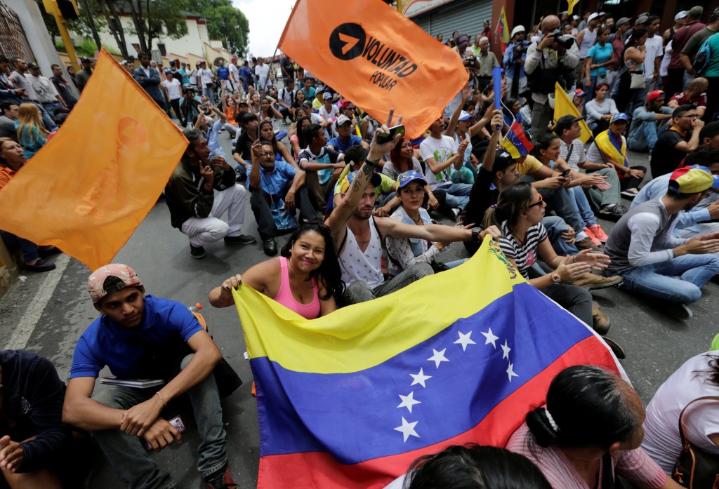 Opposition supporters hold up a Venezuelan flag as they take part in a rally to demand a referendum to remove Venezuela's President Nicolas Maduro, in Los Teques near Caracas, Venezuela, September 7, 2016. REUTERS/Henry Romero