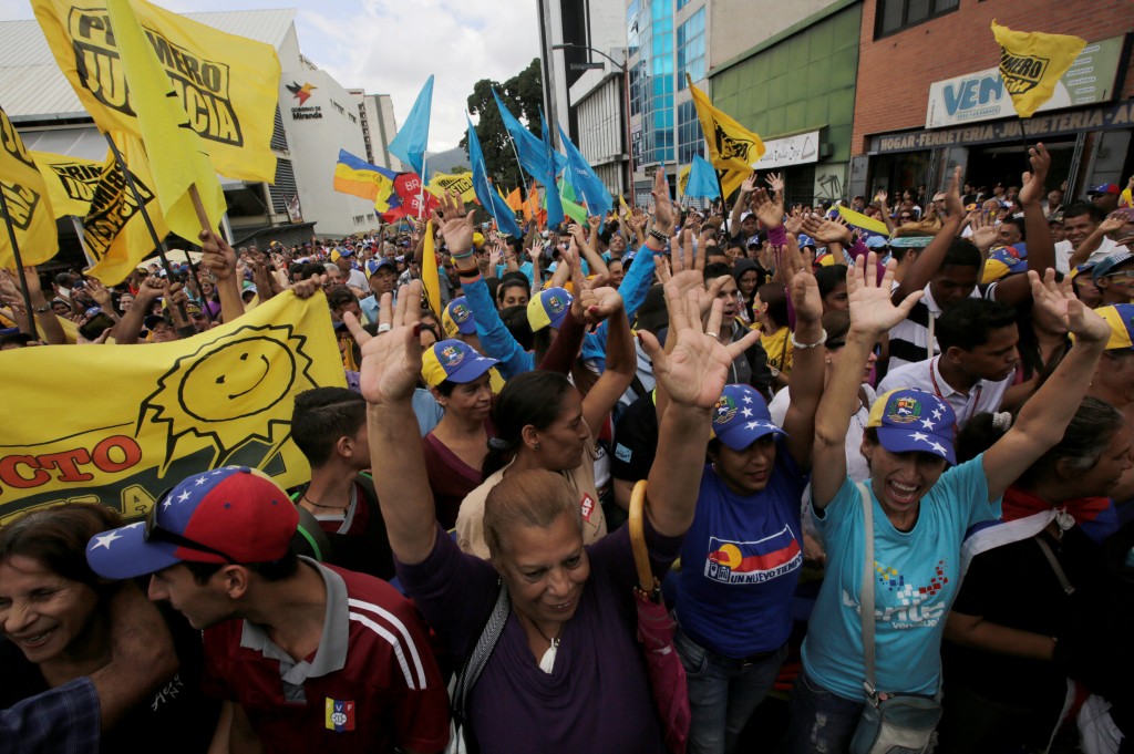 Opposition supporters take part in a rally to demand a referendum to remove Venezuela's President Nicolas Maduro in Los Teques near Caracas, Venezuela, September 7, 2016. REUTERS/Henry Romero