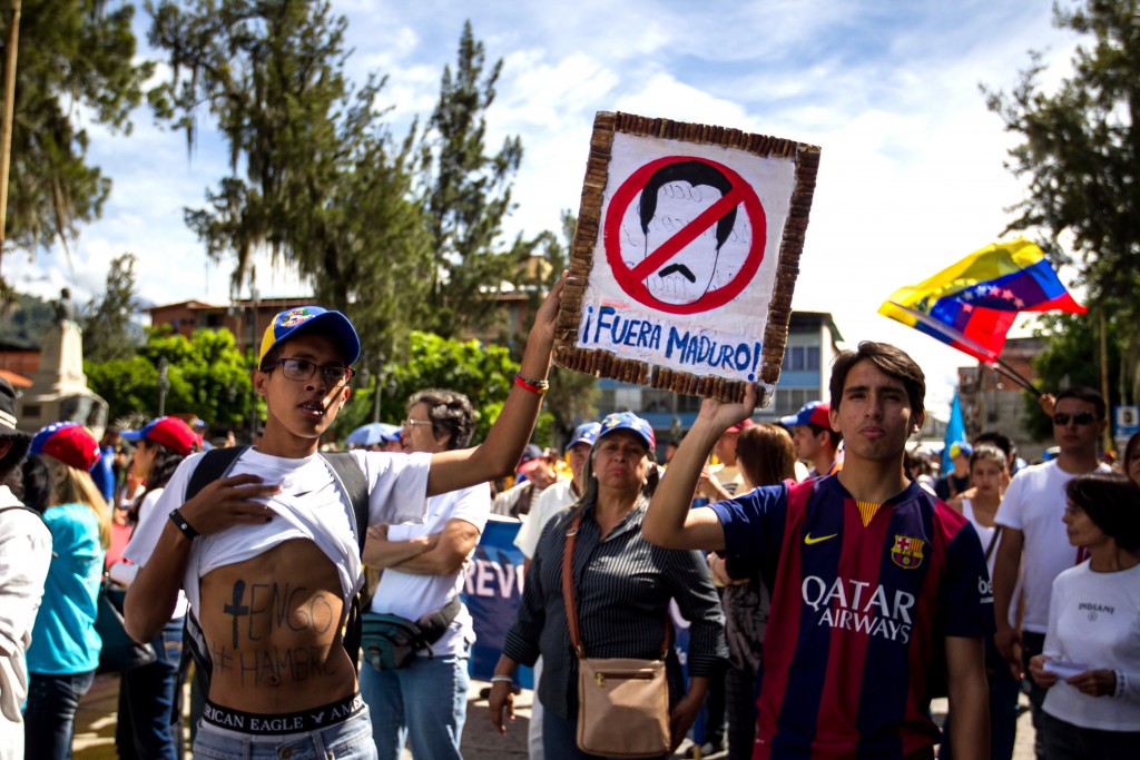 CAR04. MÉRIDA (VENEZUELA), 7/09/2016.- Un grupo de personas participan en una manifestación para exigir el referendo para revocar al presidente venezolano Nicolás Maduro hoy, miércoles 7 de septiembre del 2016, en la ciudad de Mérida (Venezuela). Los venezolanos residentes en el interior del país que apoyan la realización de un referendo revocatorio salieron a marchar para pedir celeridad en este proceso en unas calles fuertemente custodiadas por funcionarios militares. EFE/MIGUEL GUTIÉRREZ