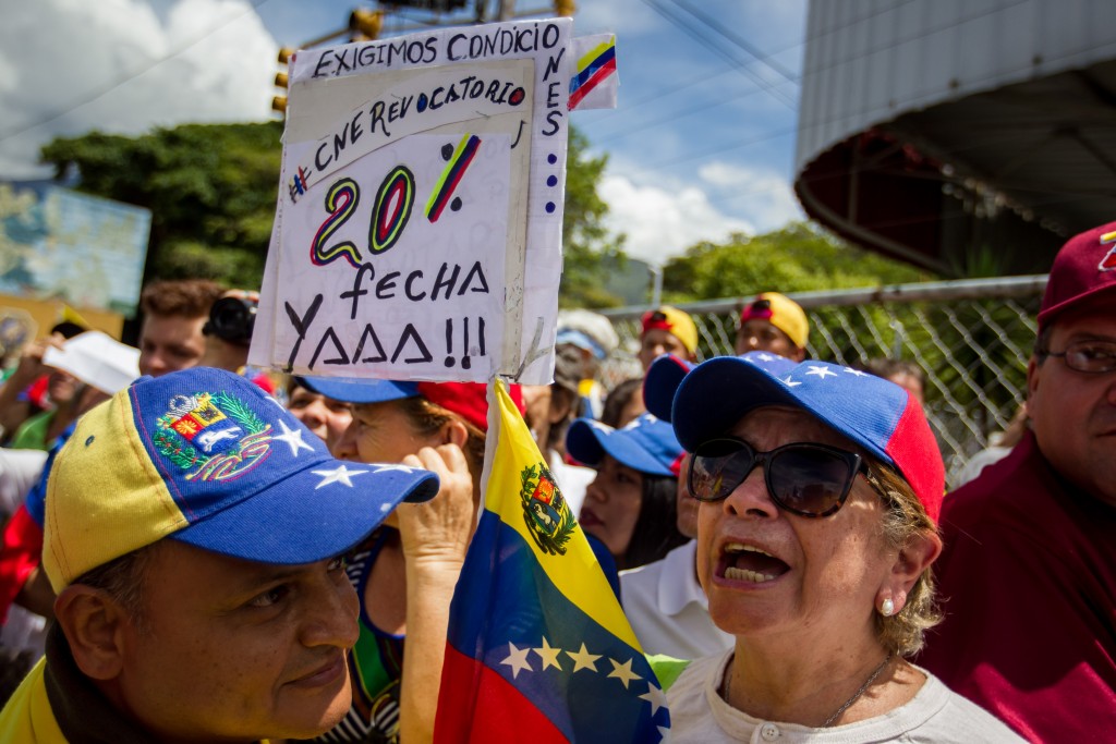 CAR20. MÉRIDA (VENEZUELA), 7/09/2016.- Cientos de personas participan en una manifestación para exigir el referendo para revocar al presidente venezolano Nicolás Maduro hoy, miércoles 7 de septiembre del 2016, en la ciudad de Mérida (Venezuela). Los venezolanos residentes en el interior del país que apoyan la realización de un referendo revocatorio salieron a marchar para pedir celeridad en este proceso en unas calles fuertemente custodiadas por funcionarios militares. EFE/MIGUEL GUTIÉRREZ
