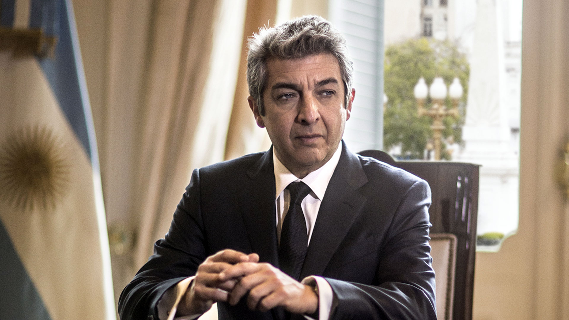 Darín, como el presidente Hernán Blanco