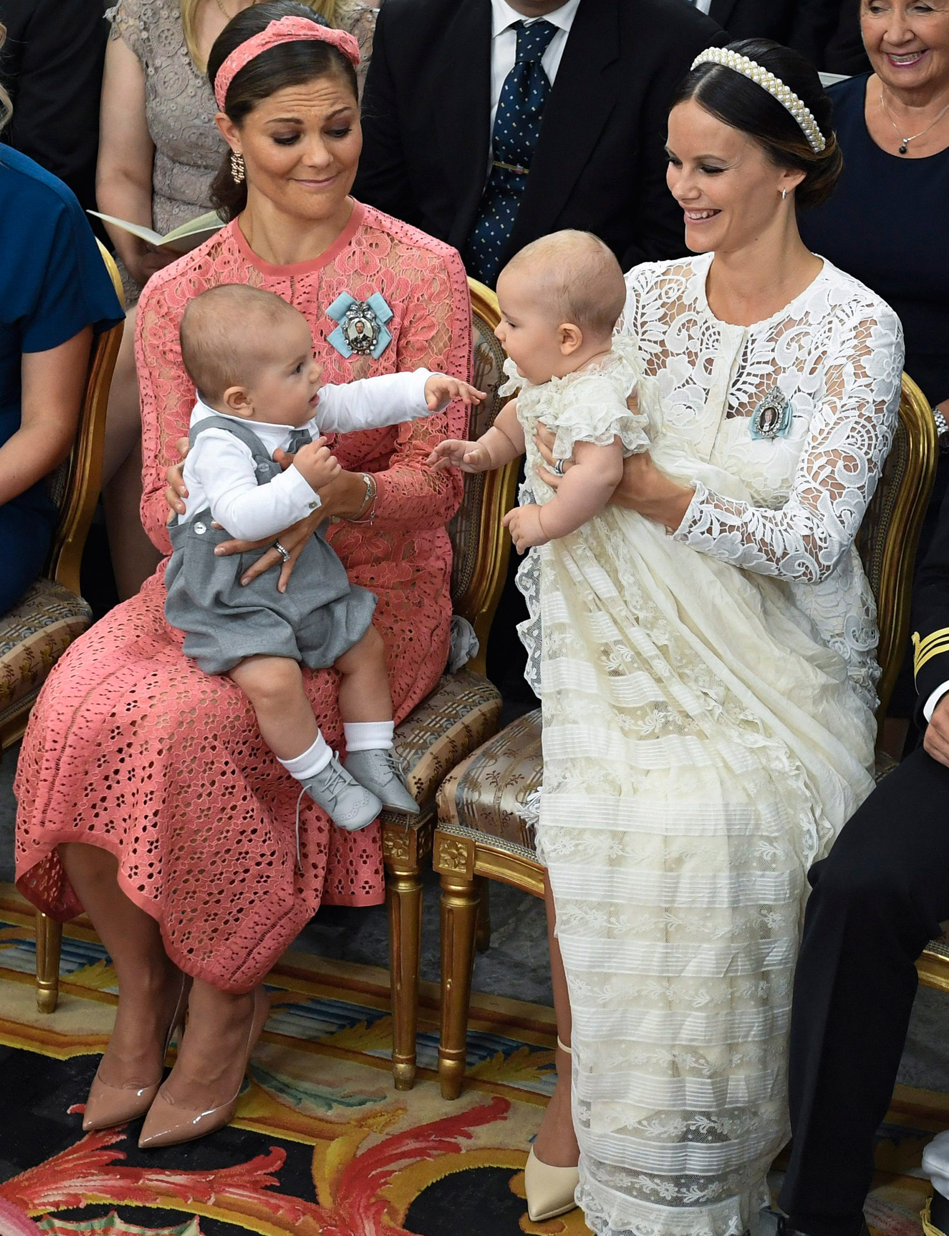 La princesa heredera Victoria de Suecia y la princesa Sofía, sostienen a su hijos, el príncipe Óscar y el príncipe Alejandro, durante el bautizo celebrado en la capilla del Palacio de Drottningholm en Estocolmo, Suecia, hoy, 9 de septiembre de 2016 (EFE)