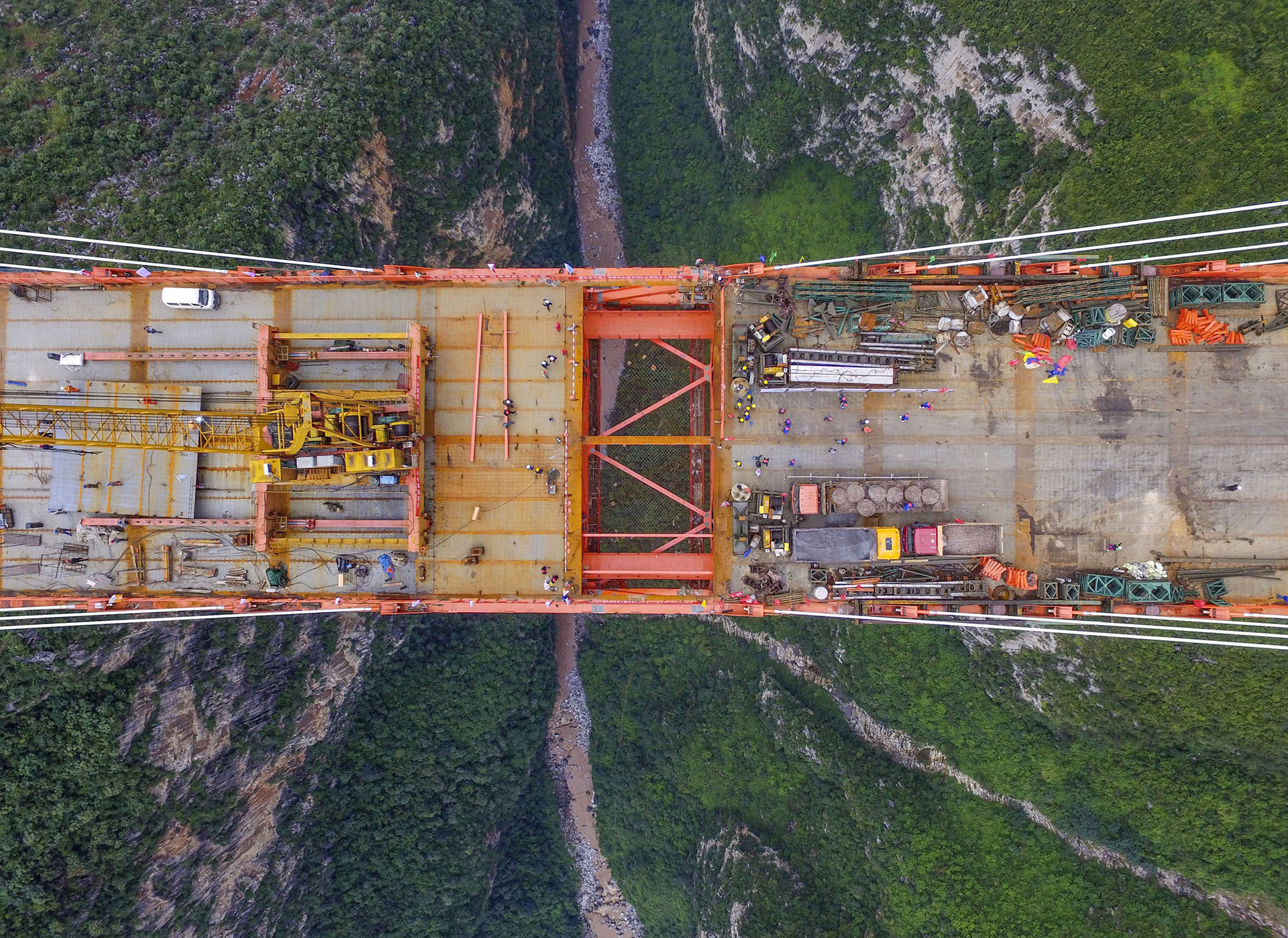 El Puente Beipanjiang está suspendido a 565 metros sobre un río en la provincia de Guizhou (AFP)