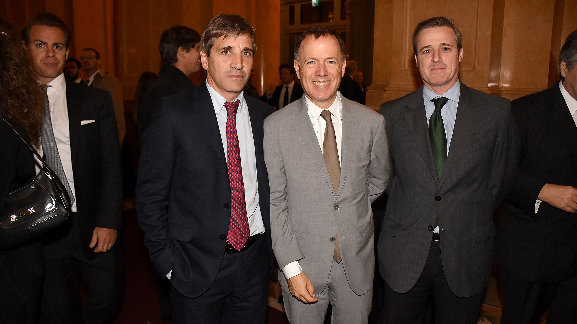 Luis Caputo, a la izquierda, el secretario de Finanzas, compartió la velada de inicio del Foro de Inversiones