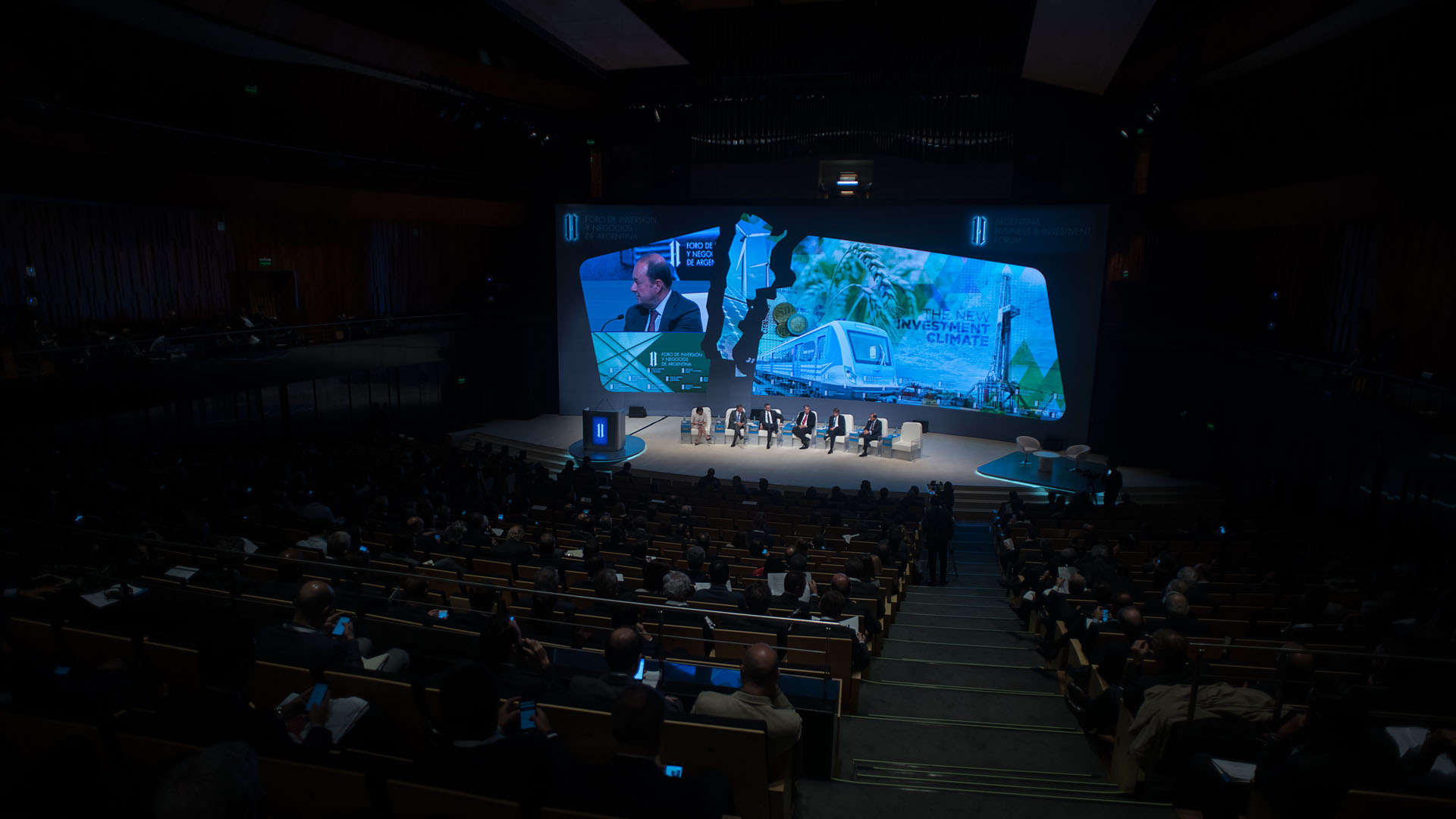 El ministro Francisco Cabrera, Martin Marron, Marc Nachmann, James Scriven y Dimitris Tsitsiragos en el Foro de Inversión y Negocios de Argentina