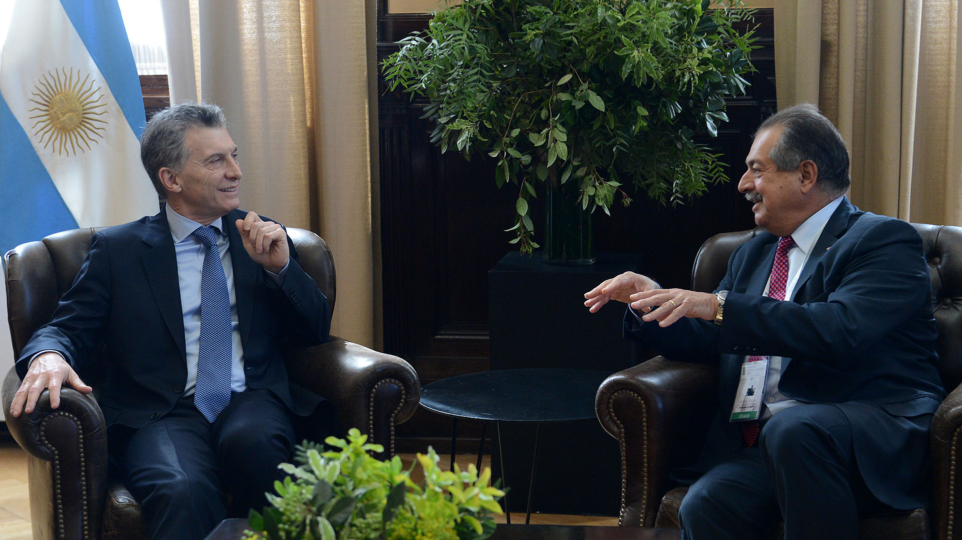 El presidente Mauricio Macri reunido con el director de la empresa Dow Chemical, Andrew Liveris