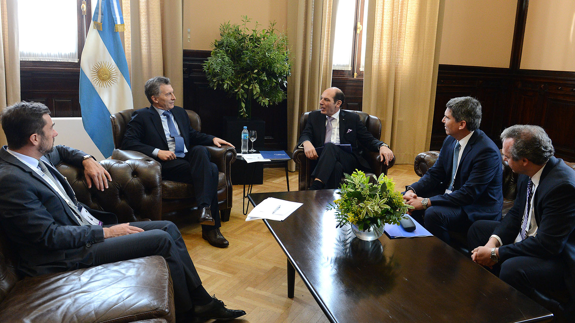 El presidente Mauricio Macri junto al vicepresidente senior de la empresa de computación e informática IBM Corporation, Bruno Di Leo