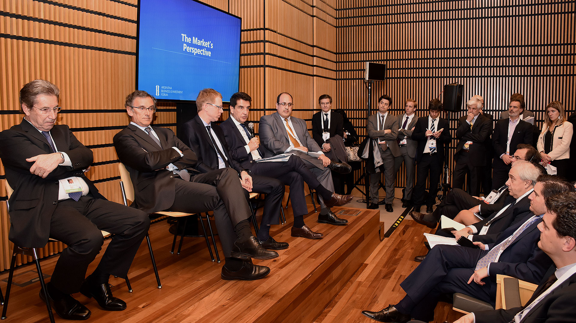Carlos Melconián (con el micrófono) del Banco Nación junto a Javier Ortiz Batalla (Banco Ciudad), Juan Curutchet (Banco Provincia) y Claudio Cesario (ABA) en el panel sobre sistema bancario