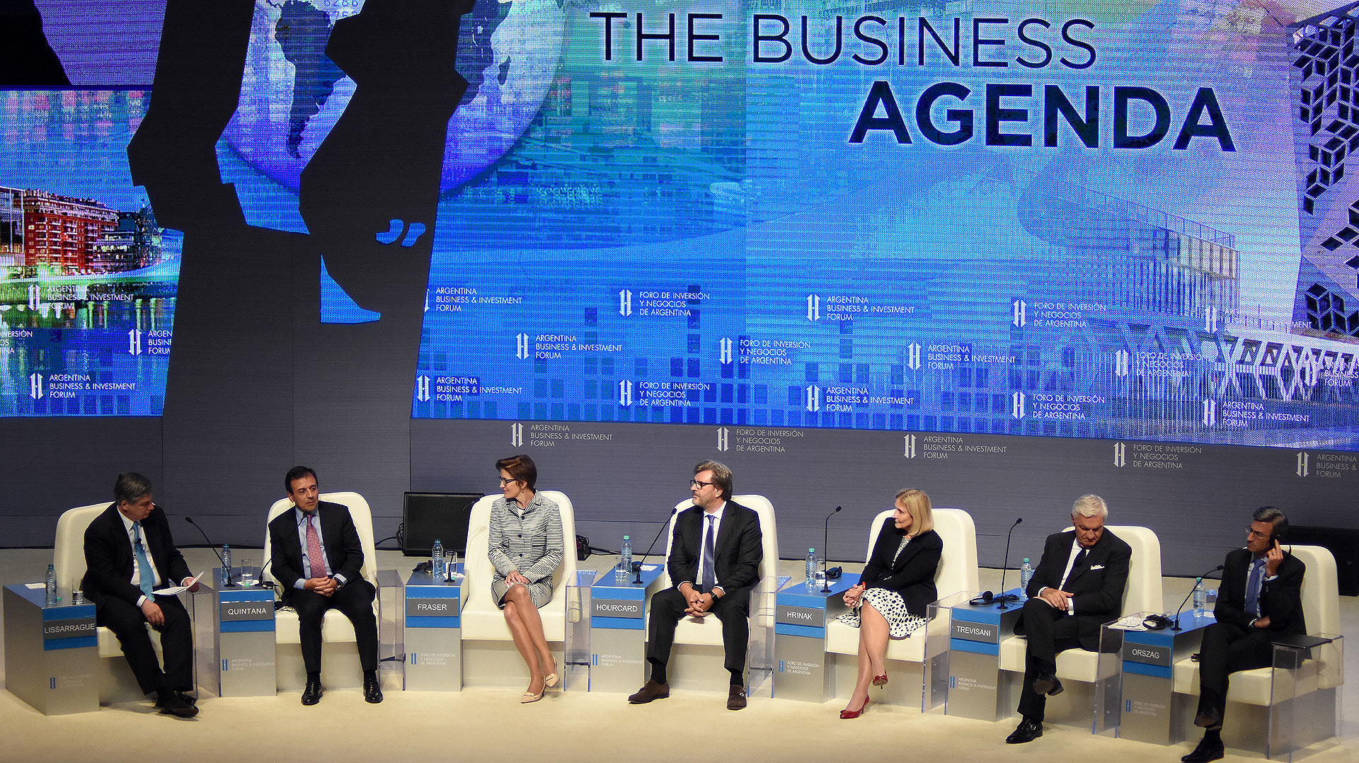 Mario Quintana, Secretario de Coordinación Interministerial, Jefatura de Gabinete; Jane Fraser, Directora Ejecutiva para América Latina, Citigroup, Estados Unidos; Michel Hourcard, Presidente y Director Ejecutivo, Total E&P Américas, Estados Unidos; Donna Hrinak, Presidente, América Latina, Boeing, Estados Unidos; Césare Trevisani, CoVicepresidente, Trevi Group, Italia; Peter Orszag, Director General y Vicepresidente del Banco de Inversión, Lazard, Estados Unidos; y el moderador Gonzalo Lissarrague, Presidente, Global Growth Organization, Thomson Reuters, United States