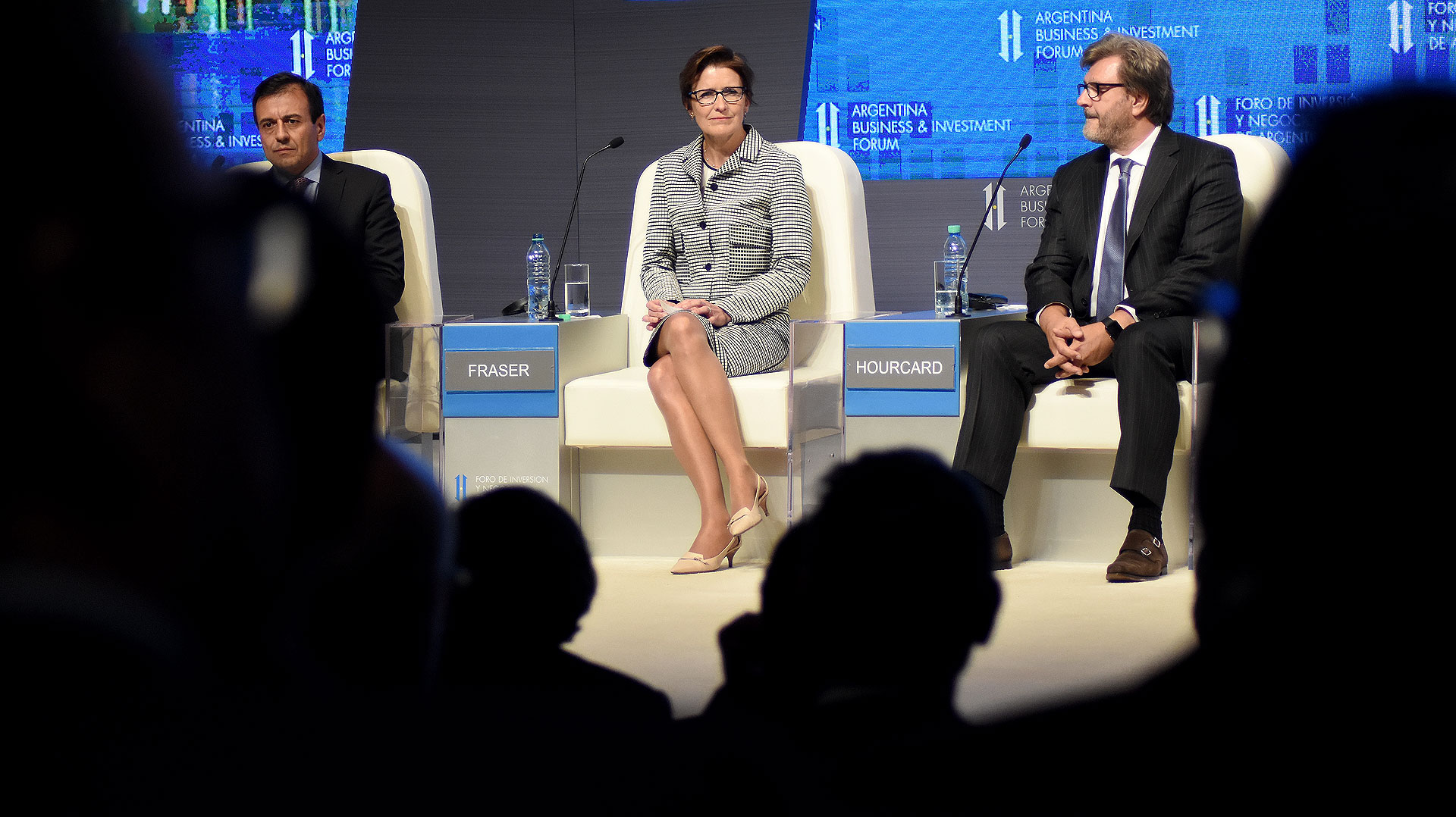 Mario Quintana junto a los empresarios Jane Fraser y Michel Hourcard