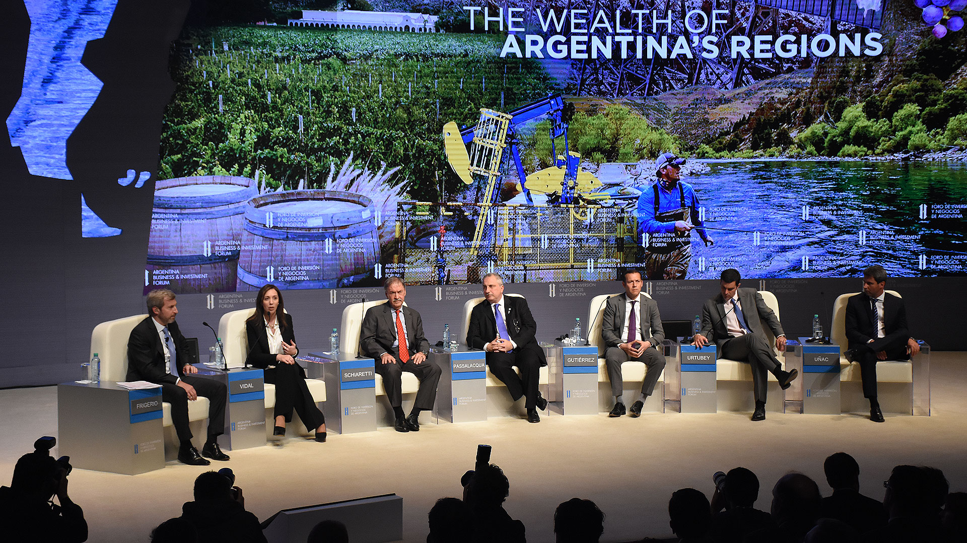 Los gobernadores María Eugenia Vidal (Buenos Aires), Juan Schiaretti (Córdoba), Hugo Passalacqua (Misiones), Omar Gutiérrez (Neuquén), Juan Manuel Urtubey (Salta) y Sergio Uñac (San Juan), junto al moderador Rogelio Frigerio