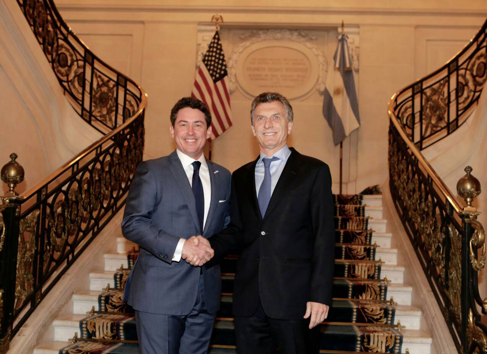 El embajador de los Estados Unidos, Noah Mamet, recibió a Mauricio Macri en el Palacio Bosch con motivo del Foro del Inversiones