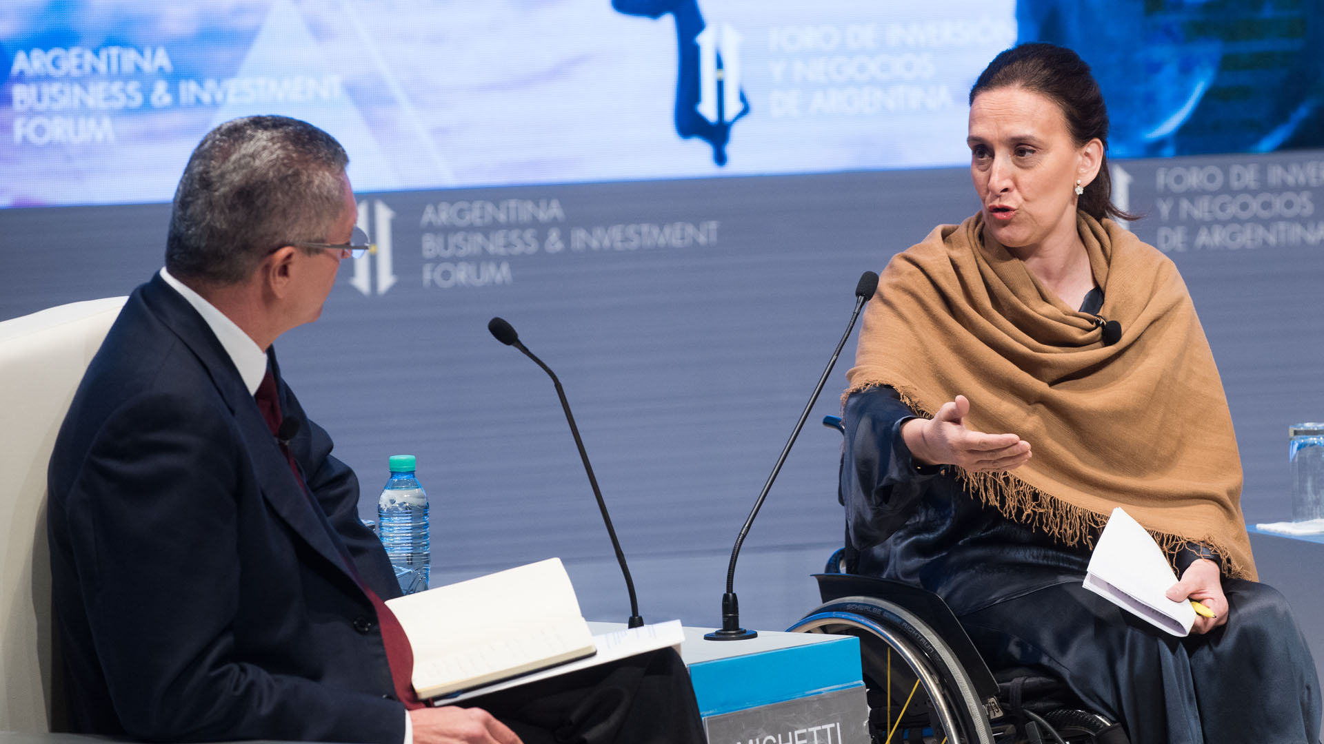 El moderador del encuentro, Alberto Ruiz Gallardón, y la vicepresidente Gabriela Michetti
