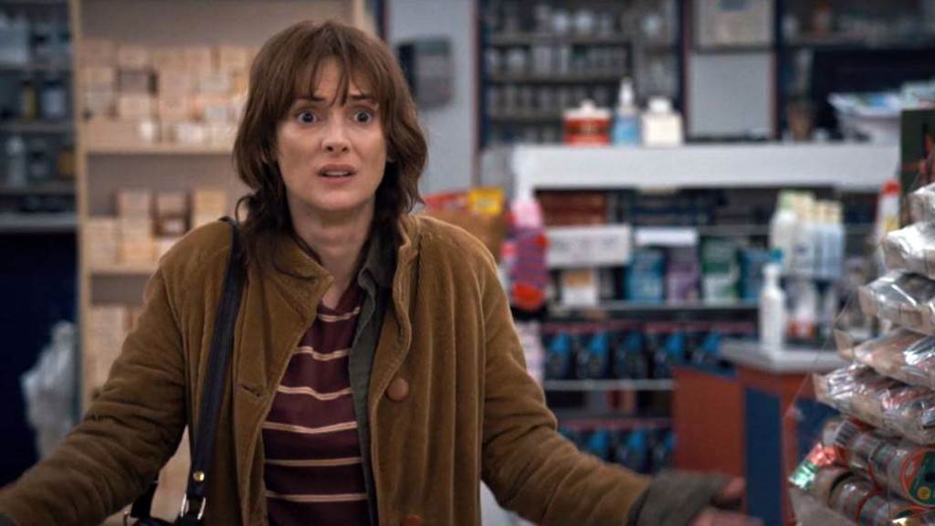 El lob, el corte midi despeinado, es un must en tendencia. Puede usarse con flequillo como lo hace Joyce, el personaje de Winona Ryder, o sin, como lo luce Kendall Jenner