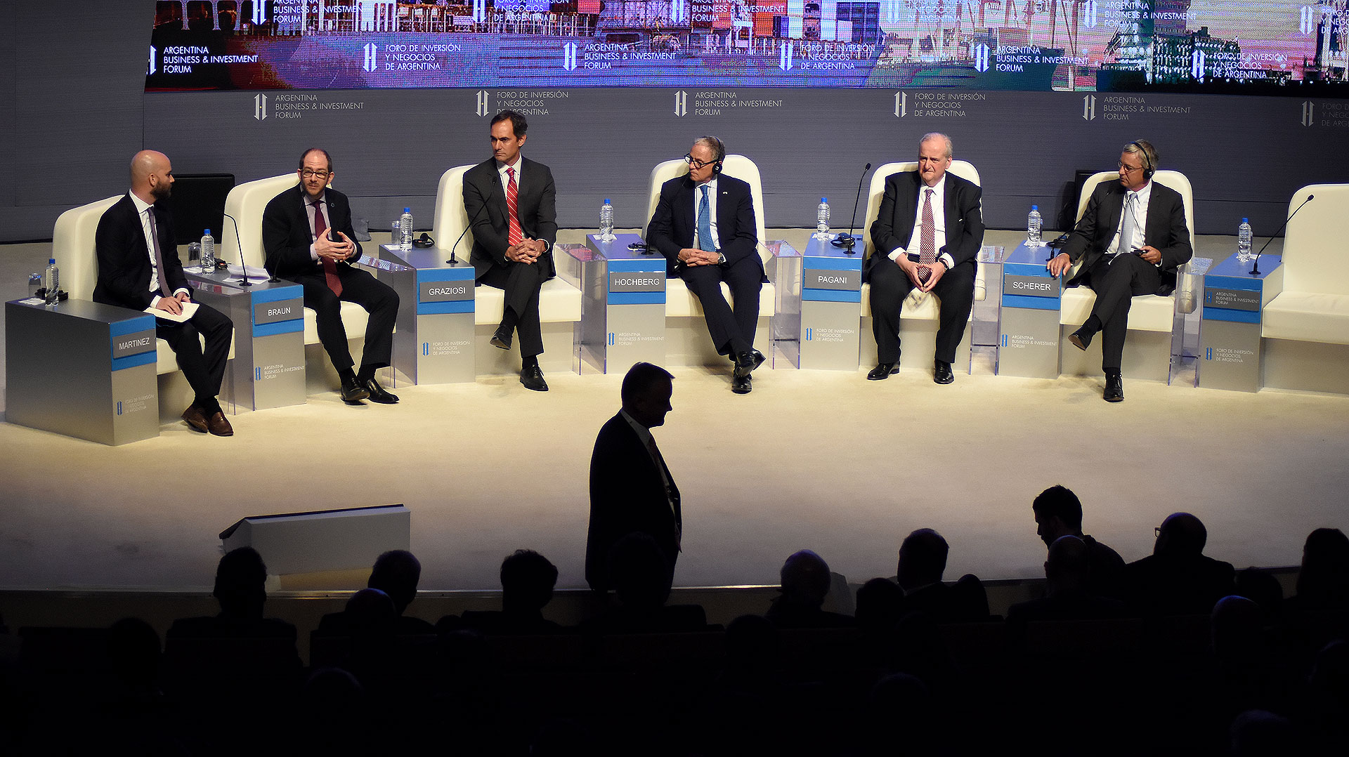 Miguel Braun, Secretario de Comercio; Andrés Graziosi, Director de Pharma para América Latina y Canadá; Fred P. Hochberg, Presidente y Director de ExportImport Bank de los Estados Unidos; Luis Alejandro Pagani, Presidente del Grupo Arcor; Christian Scherer, Director de Airbus Group International; y el moderador Andrés Martínez, Jefe de Redacción para Argentina de Bloomberg