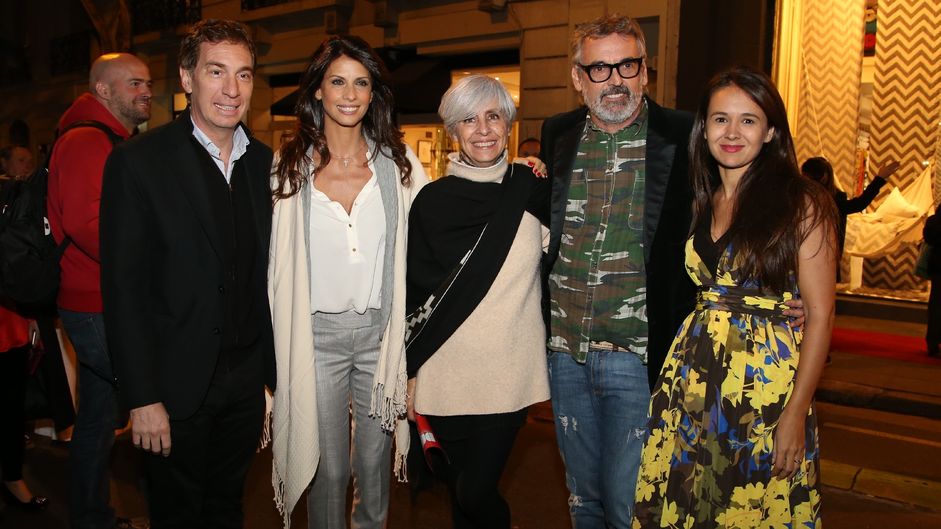 La calle Arenales y sus transversales se convirtieron en un paseo peatonal a cielo abierto, para disfrutar de lo mejor del diseño argentino, además de la música en vivo unificada a lo largo del circuito. En la foto, Diego Santilli, Analía Maiorana, Dolores Navarro Ocampo, Benito Fernández y Sofía Willemoes