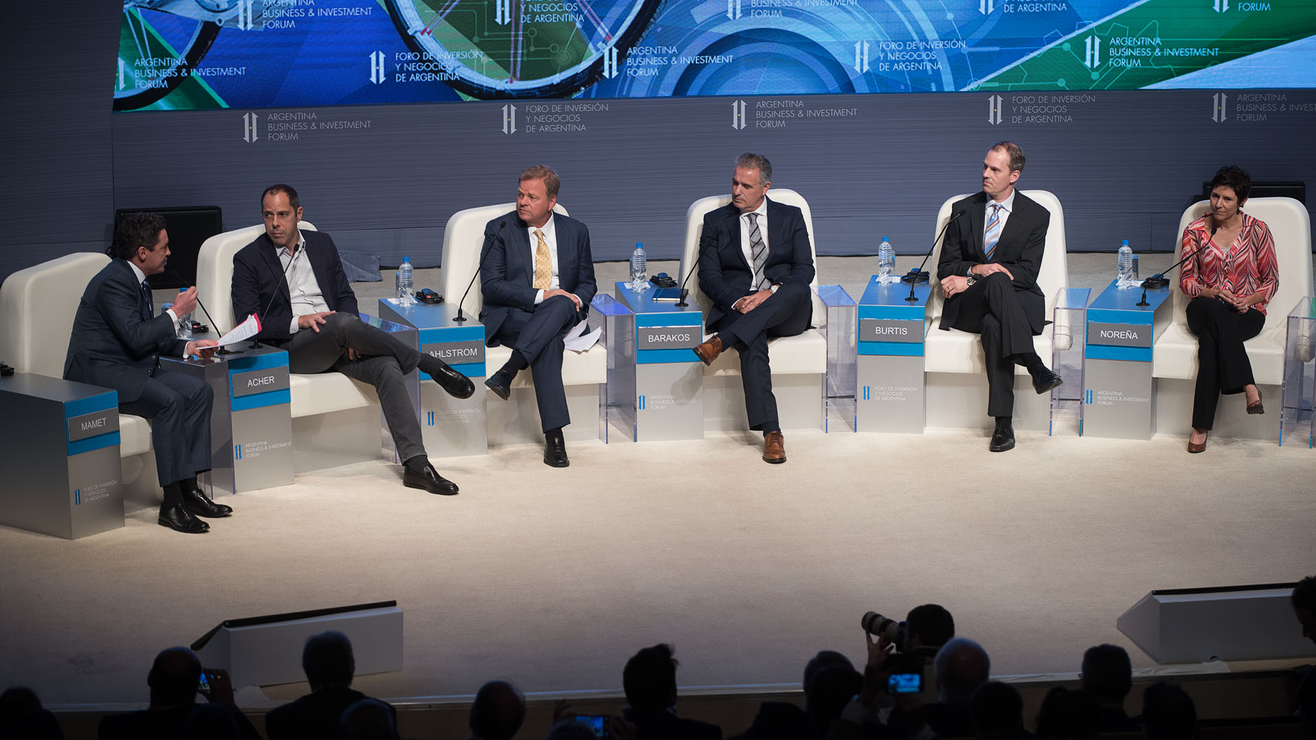 Noah Mamet, Eric Acher, Paul Ahlstrom, Patrick Burtis, Adriana Noreña y Javier Placer en el panel “Innovación, del mundo a la Argentina”