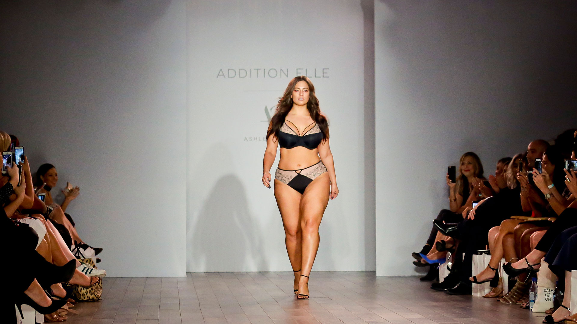 Ashley Graham, la gran estrella del fenómeno “Curvy” de la moda (AP)