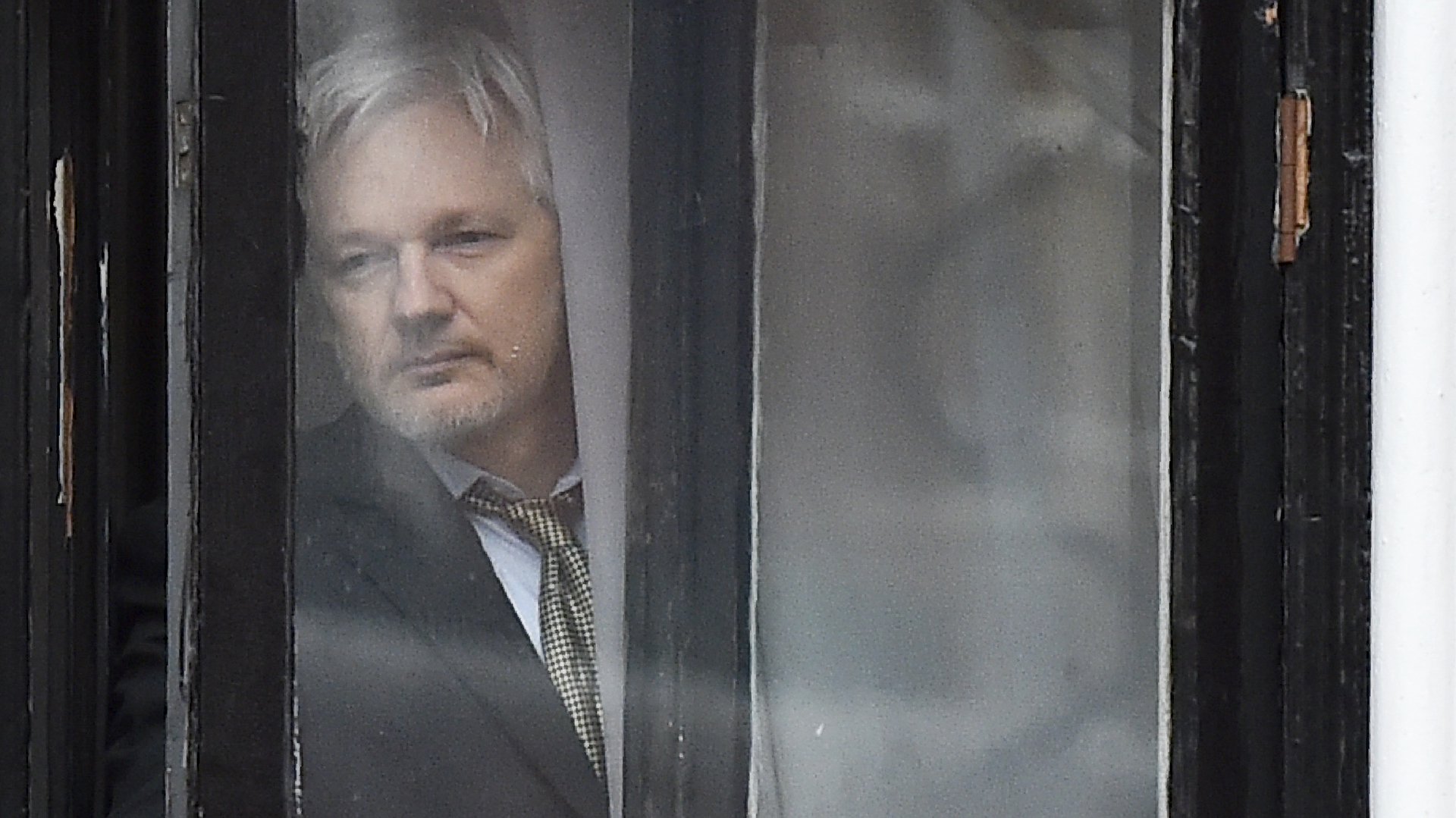Julian Assange en la embajada de Ecuador en Londres (AFP)