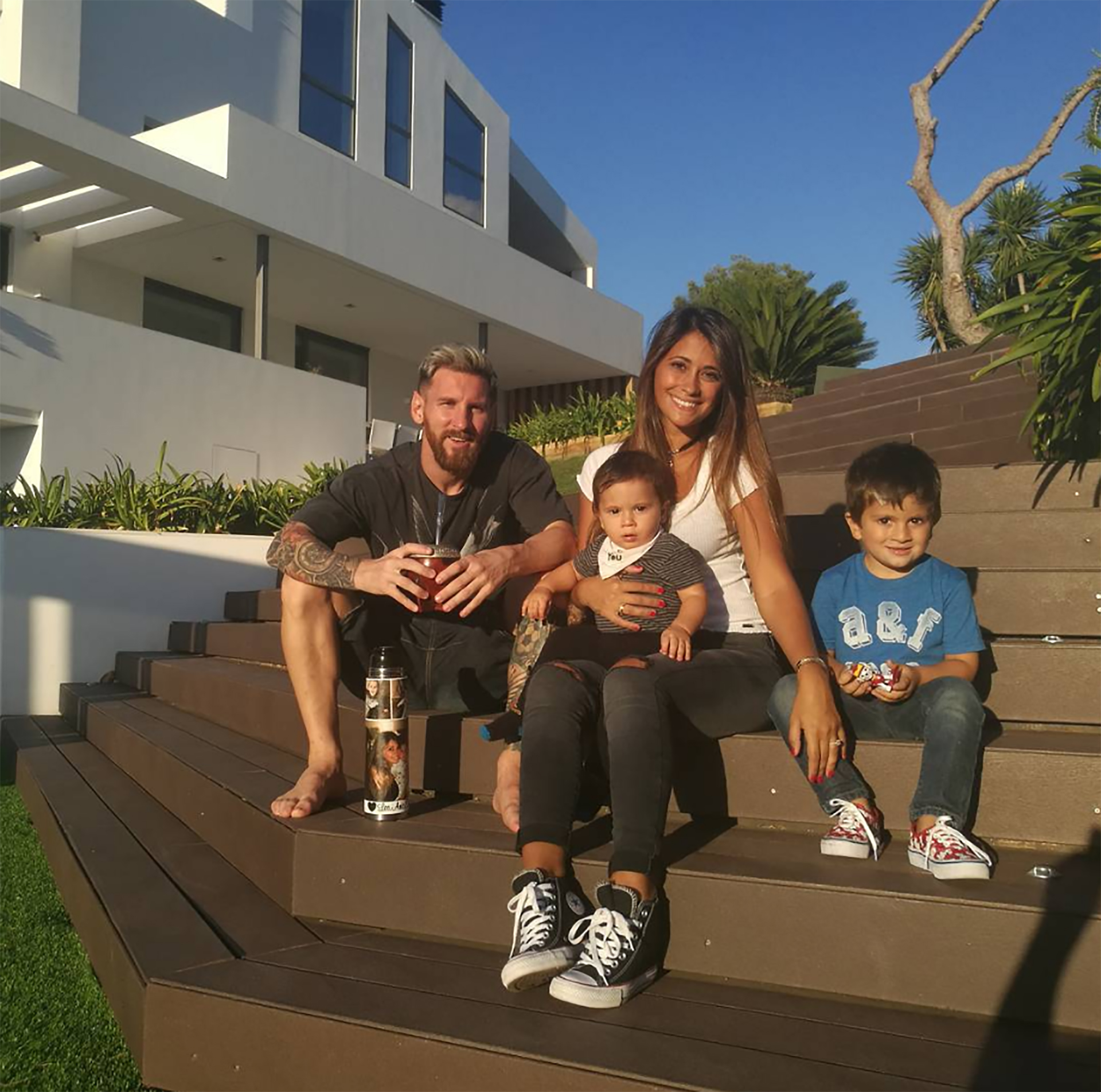 Un sábado en familia luego de un gran triunfo con su equipo. De regreso a su casa, los Messi disfrutaron del día soleado con mates en el parque. (17 de septiembre 2016)