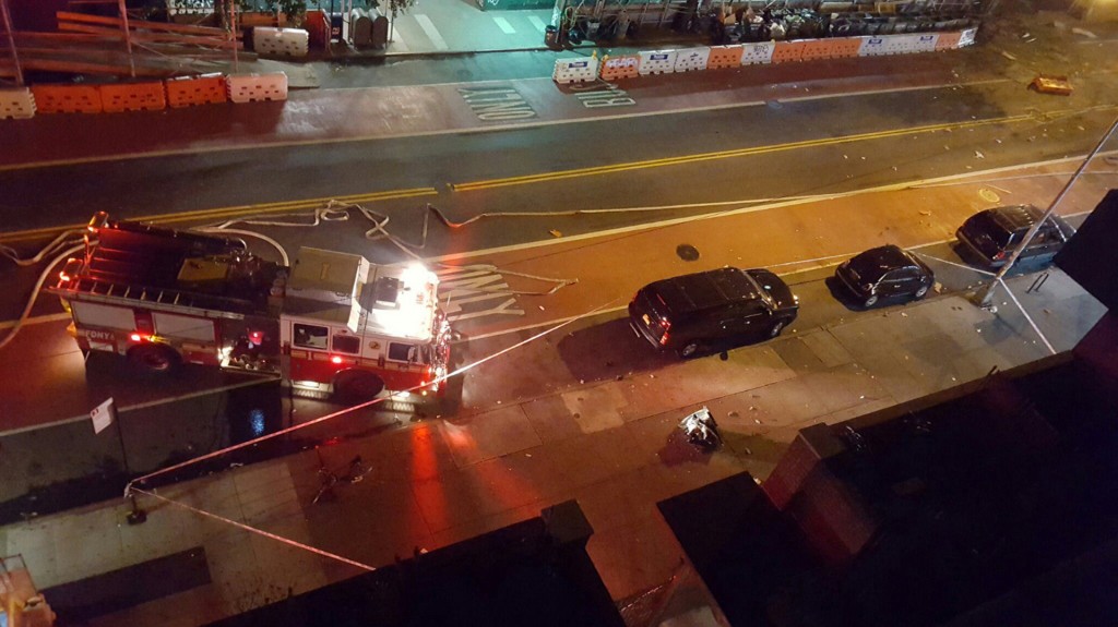 Equipos de bomberos bloquean la calle donde ocurrió el estallido (Reuters)