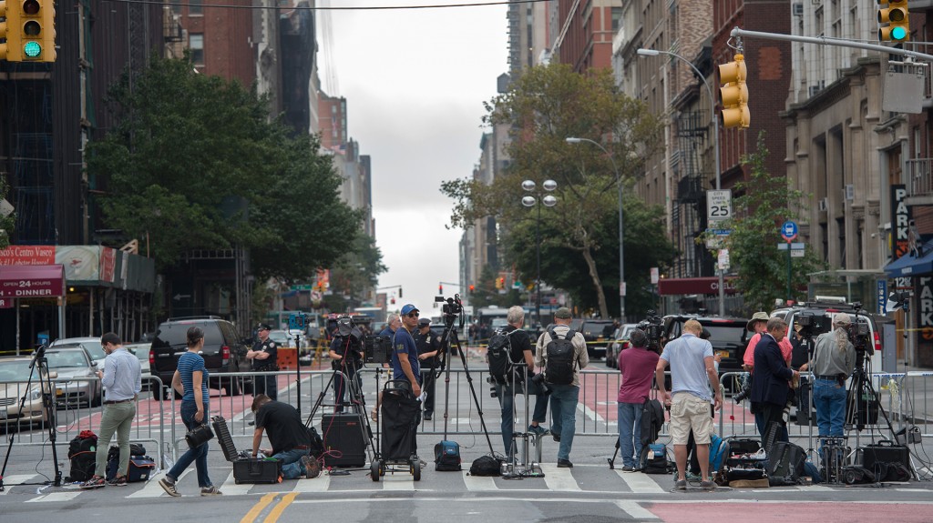 Les medios se forman junto a la barrera instalada por las autoridades (AFP)