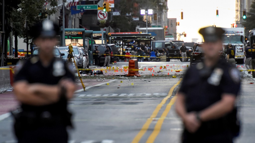 Oficiales de la Policía de Nueva York resguardan la zona de la explosión (Reuters)