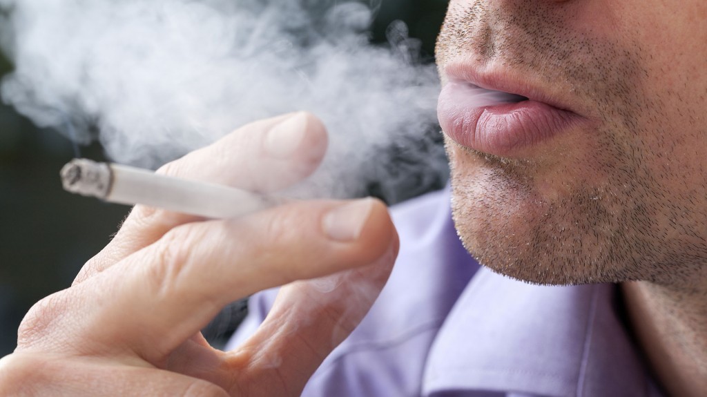 El cigarrillo está asociado como uno de los principales riesgos de contraer FPI (iStock)