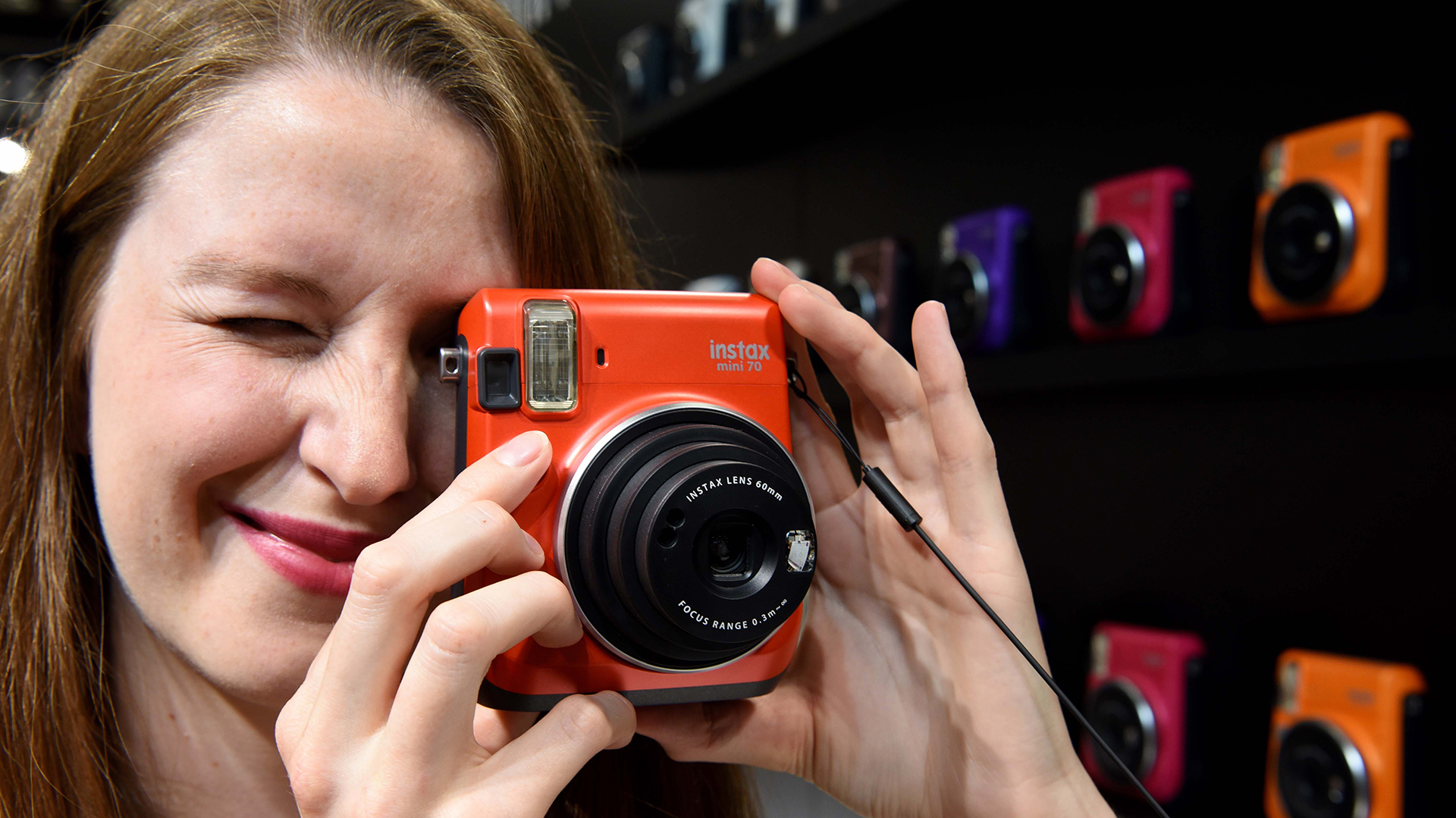 La nueva Fujifilm Instax Mini 70, una de las estrellas de la feria. De diseño compacto y ligera, permite obtener las fotografías segundos después de apretar el disparador. Cuenta con flash, enfoque macro y hasta un práctico modo selfie (AFP)