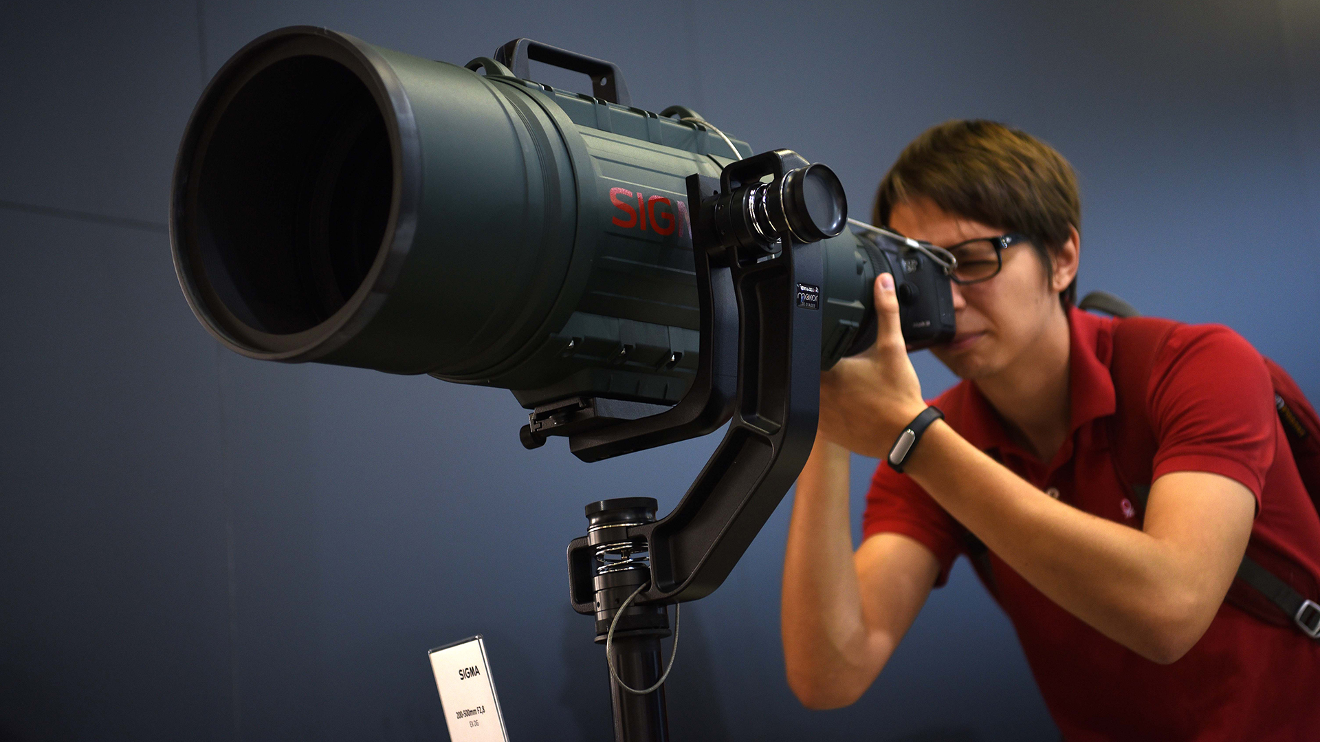 Un visitante prueba el nuevo 500mm ƒ/4 DG OS HSM SPORTS de Sigma (Reuters)