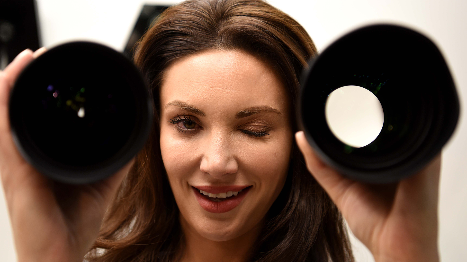 Detalle de dos lentes presentados por SIGMA: un 12-24mm ƒ/4 DG HSM ART, un 85mm ƒ/1.4 DG HSM ART (Reuters)