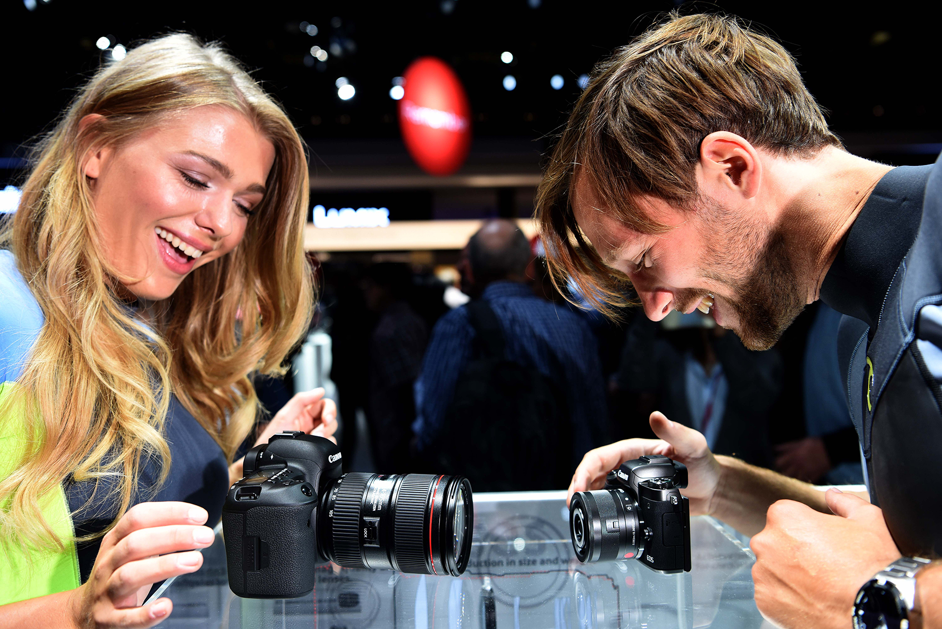 Canon presentó su esperada nueva cámara sin espejo de objetivos intercambiables, la Canon EOS M5