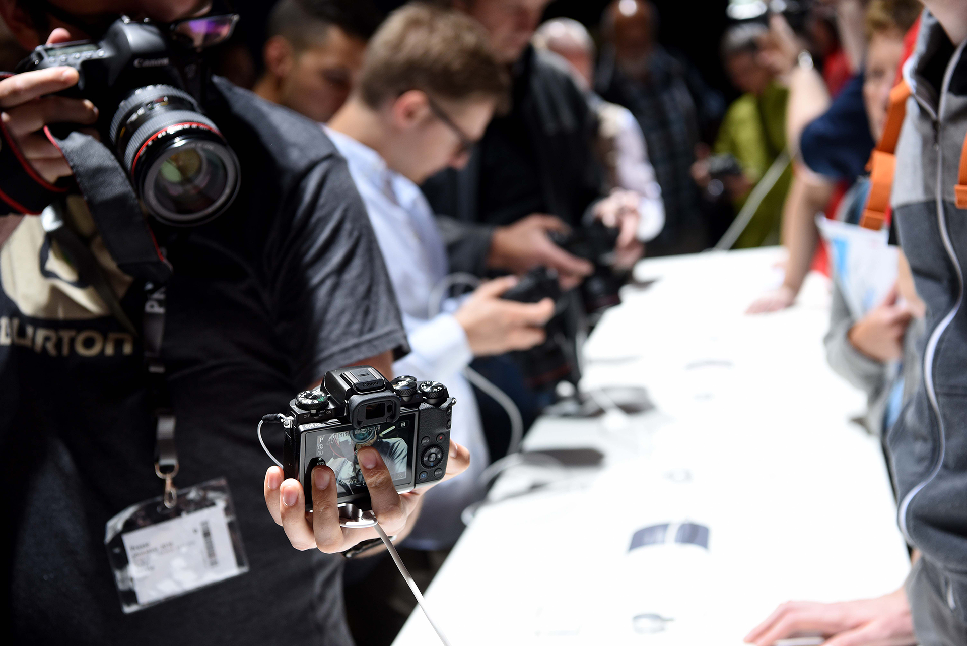 Pruena de cámaras en el stand de Canon (Reuters)