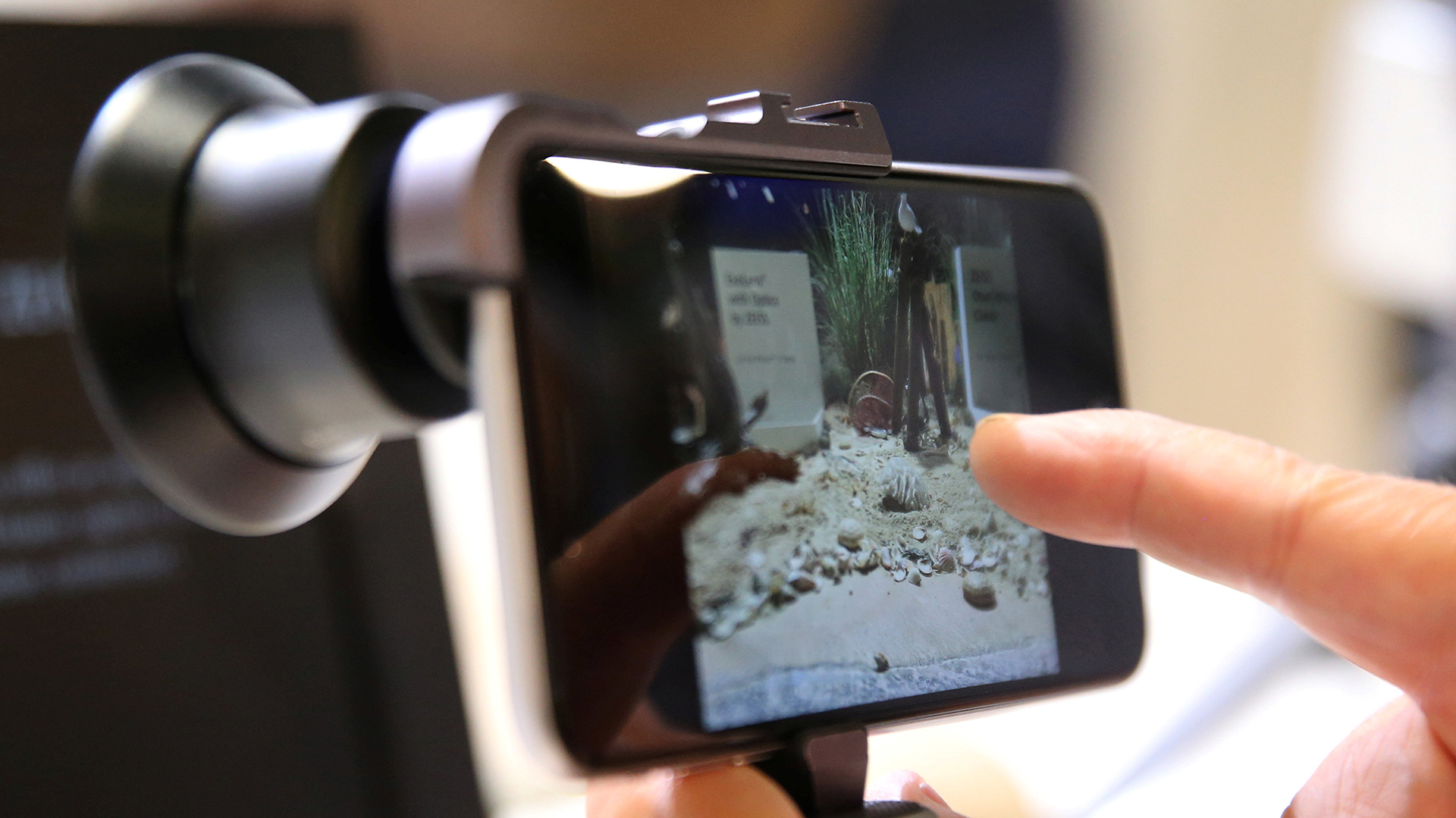 ExoLens: la lente fabricada por Zeiss que permite anexarse a un smartphone mediante una carcasa creando objetivos de todo tipo: angulares, ojo de pez y hasta macro (Reuters)