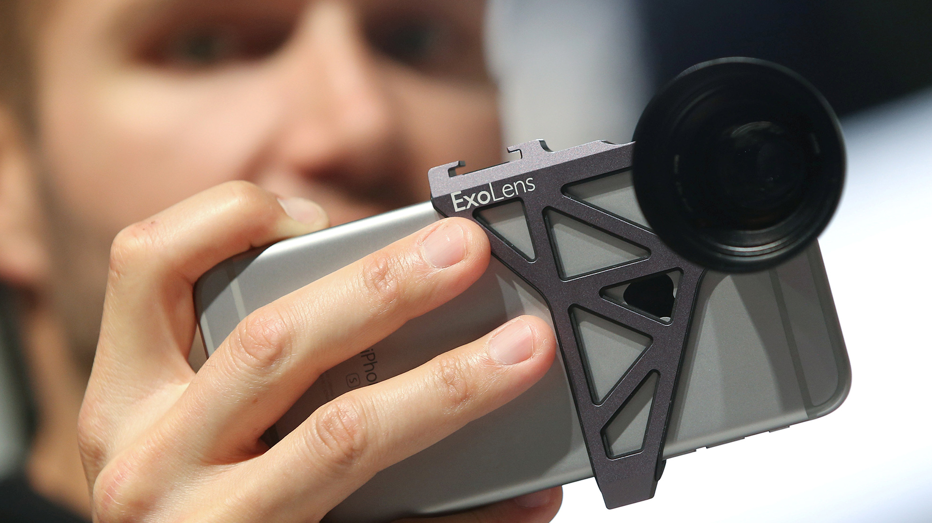 Detalle frontal de un ExoLens de Zeiss, anexado mediante su carcasa, a un Smartphone (Reuters)