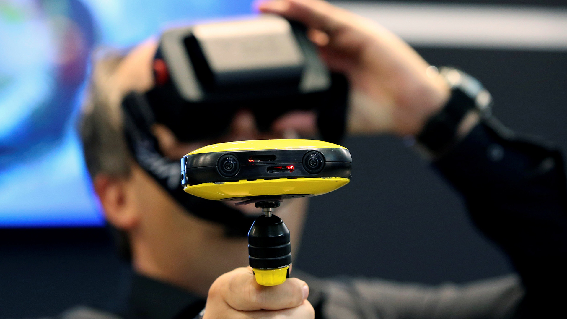 Un periodista preueba la cámara de video 360 Vuze 3D (AFP)